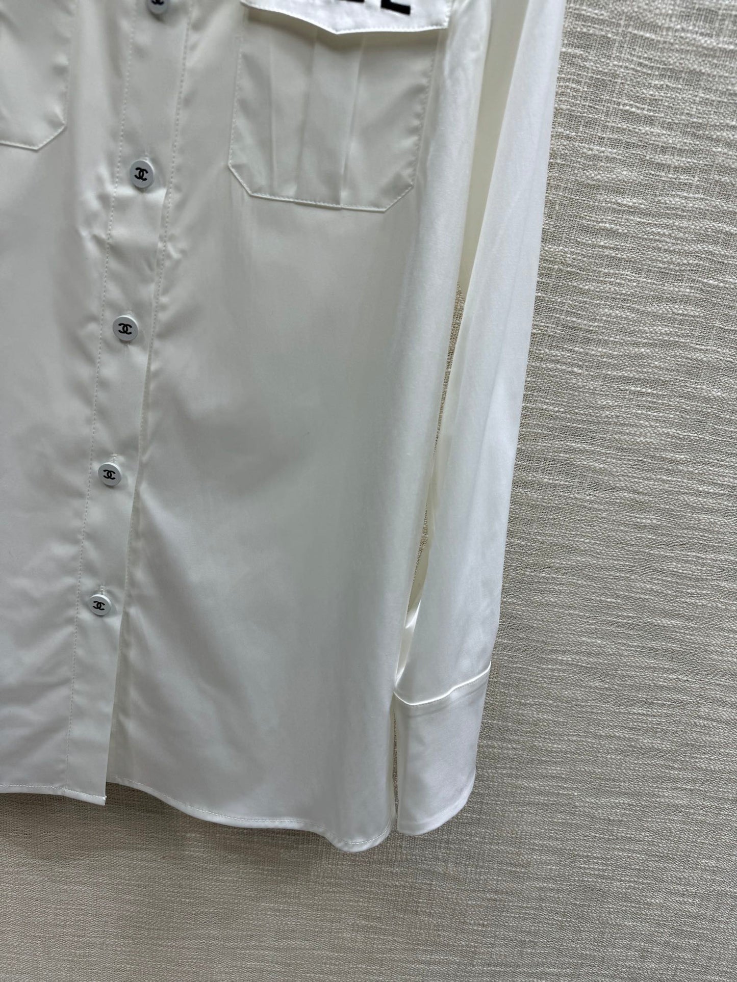 小香家-2403 翻領雙口袋刺繡字母logo襯衫 白色