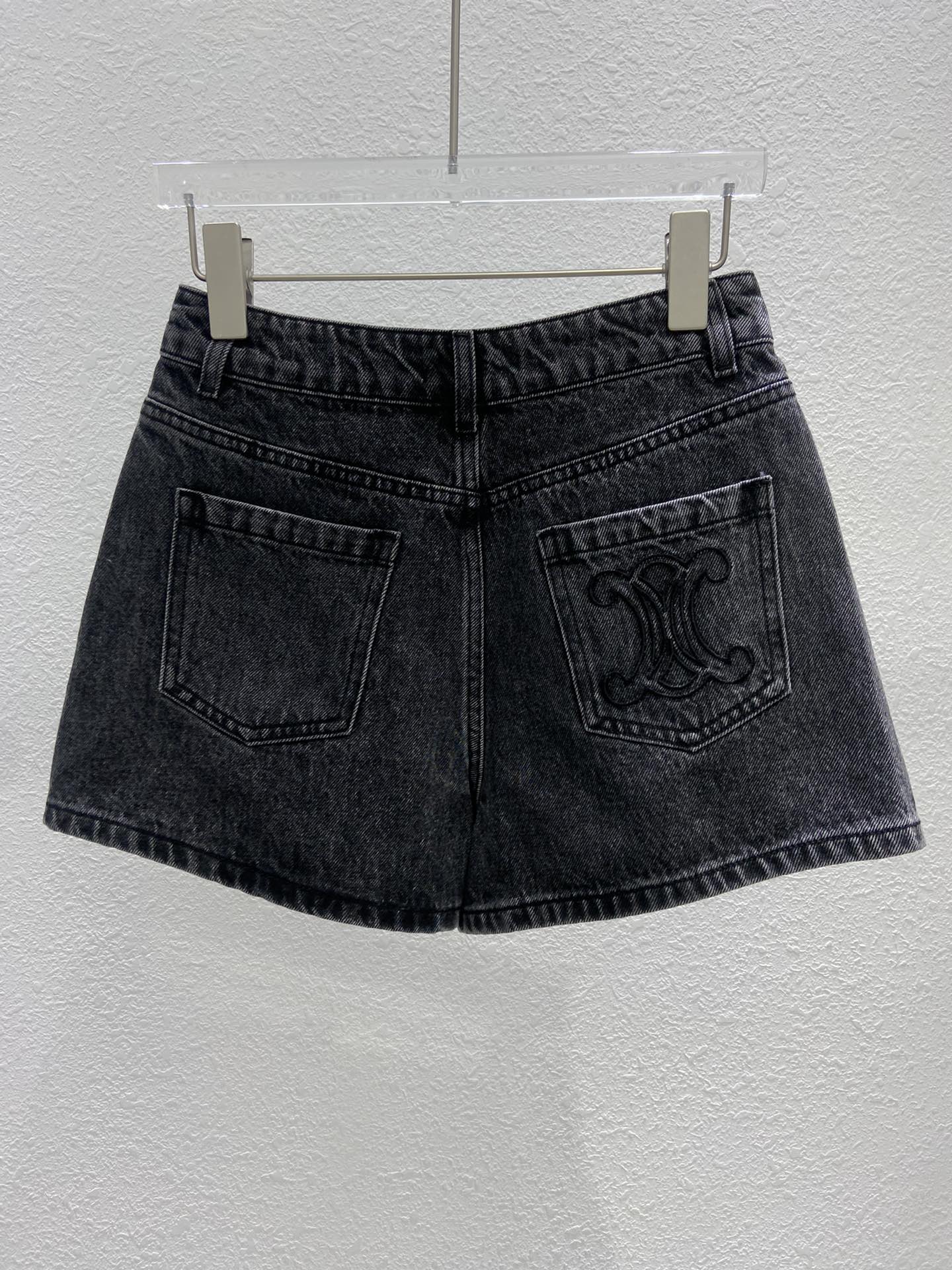 賽C家-2404 後袋刺繡牛仔短褲 黑色