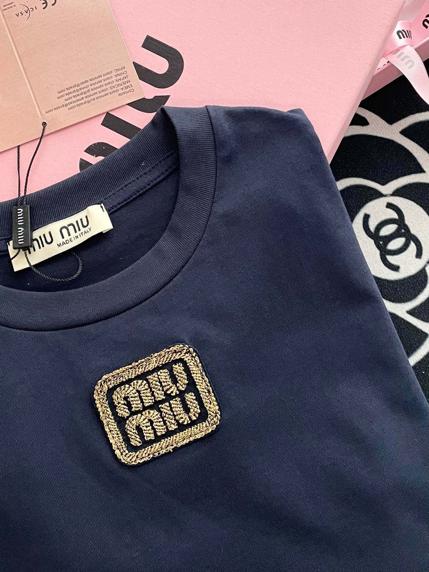 穆Ｍ家-2404 短款刺繡短袖Tee