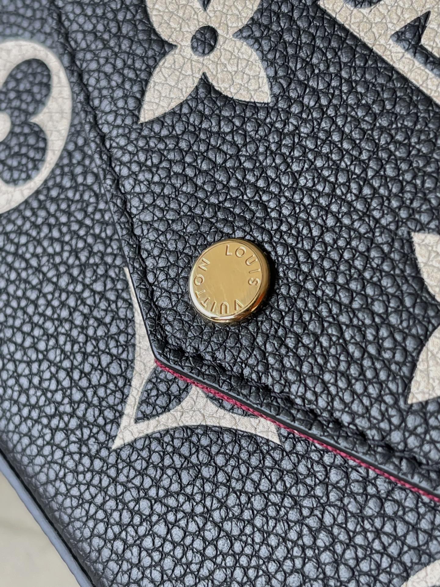 M64064 路L家-Pochette Felicie Empreinte壓紋斜背包 黑色絲網款