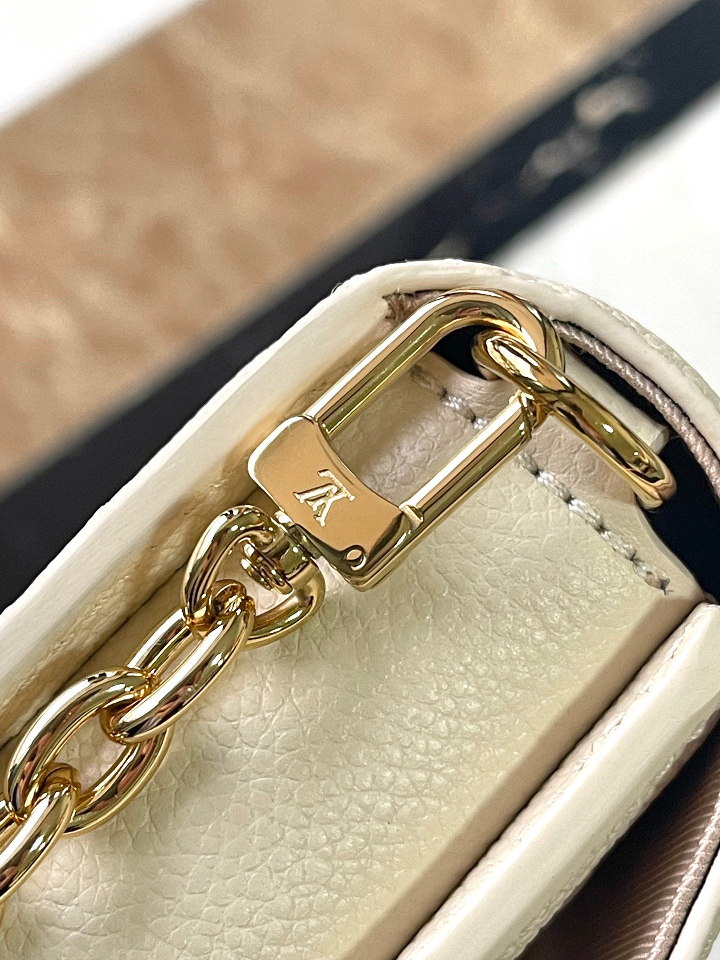 M82636 路L家- 路L家-Wallet On Chain Metis 斜跨包 白色全皮壓花