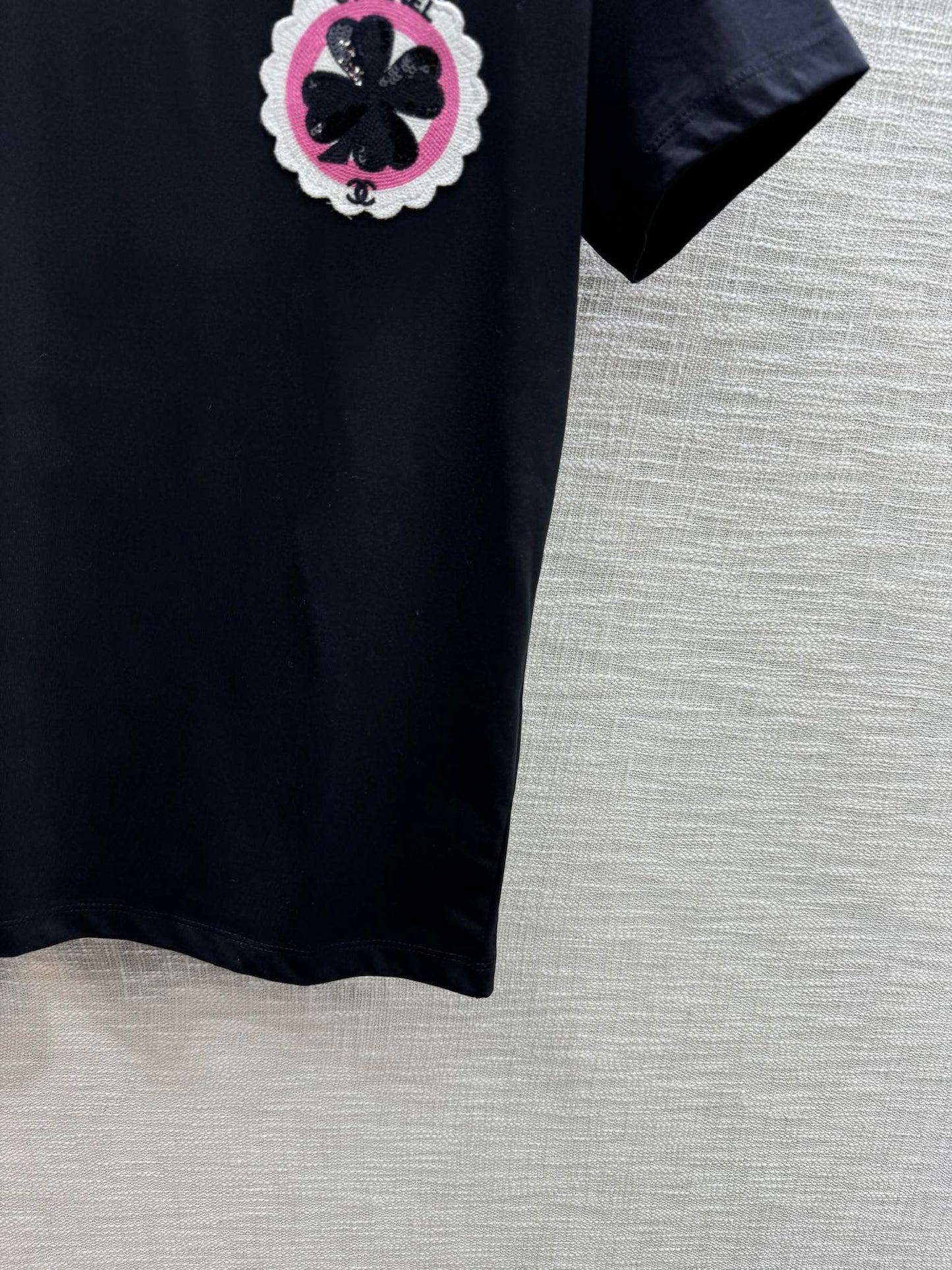 小香家-2403 刺繡四葉草字母圓領短袖TEE 黑色