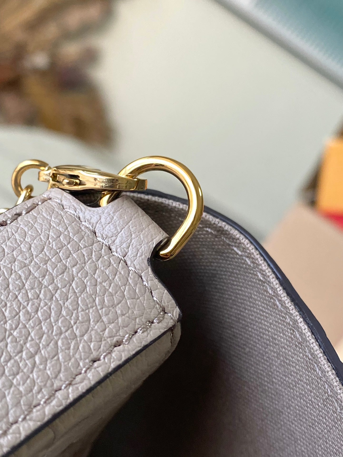 M82636 路L家- 路L家-Wallet On Chain Metis 斜跨包 白色全皮壓花