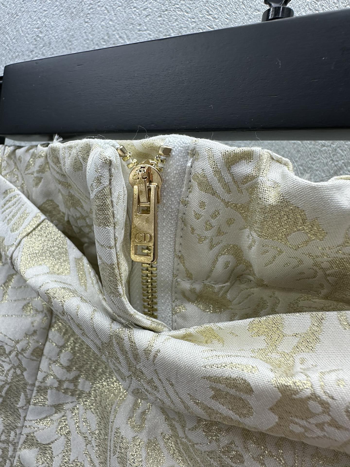 迪D家-2403 24早春新品金絲蝴蝶片褲裙 杏色