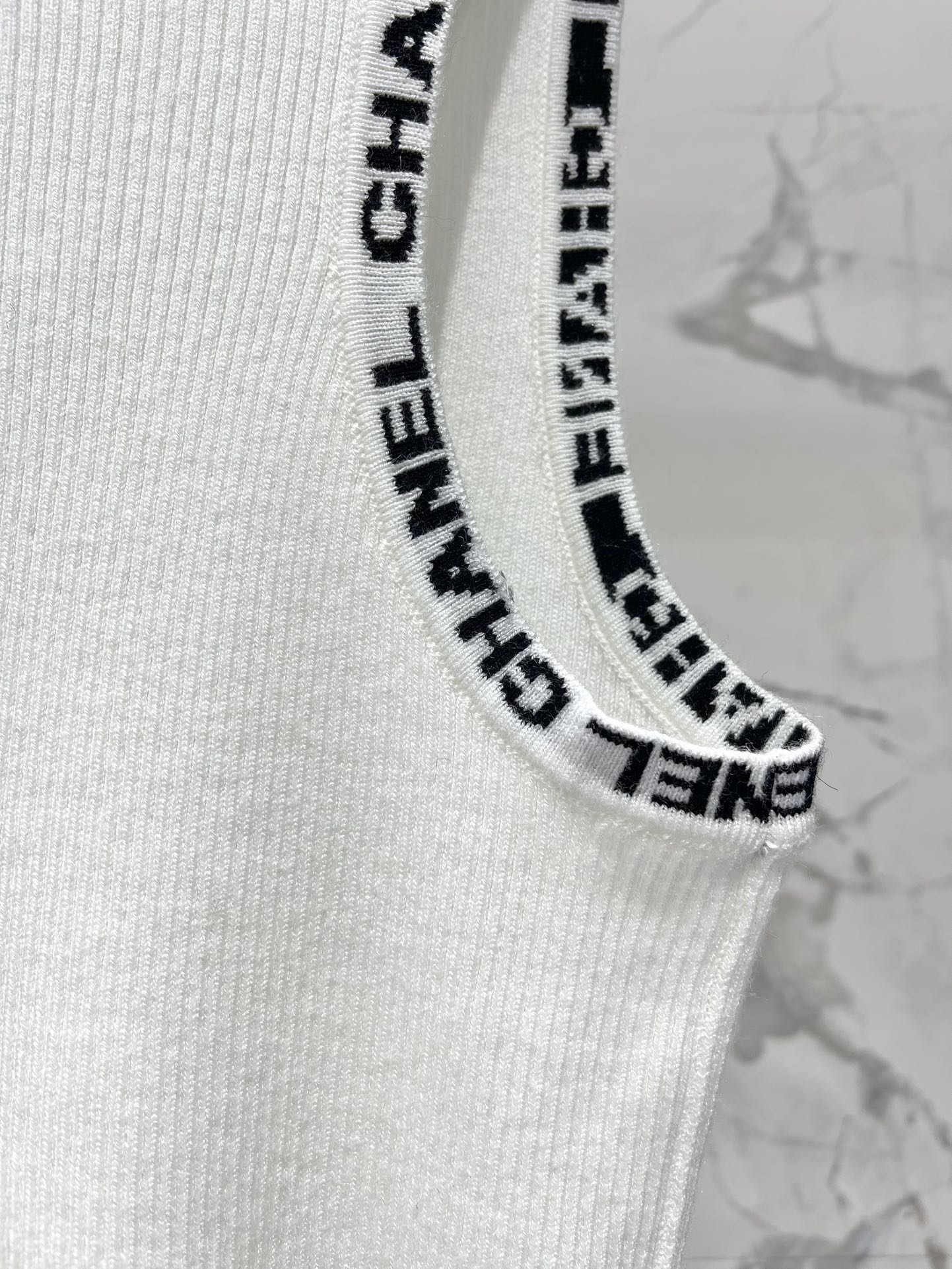 小香家-2403 24夏季新款金屬扣字母刺繡時髦休閒針織吊帶 白色