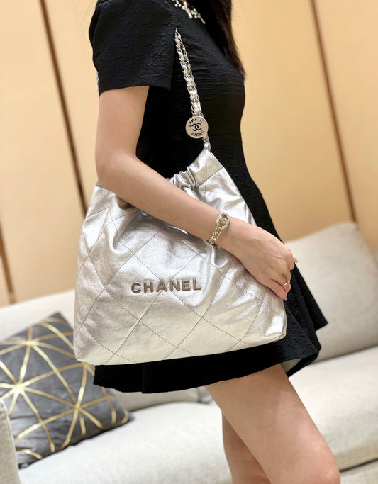 小香家-2023春夏新款 22BAG 中號 銀色 上身圖