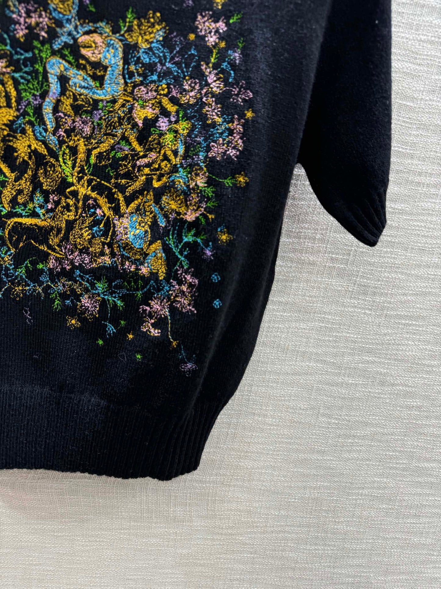 迪D家-2403 24早春最新系列重工刺繡針織短袖 黑色