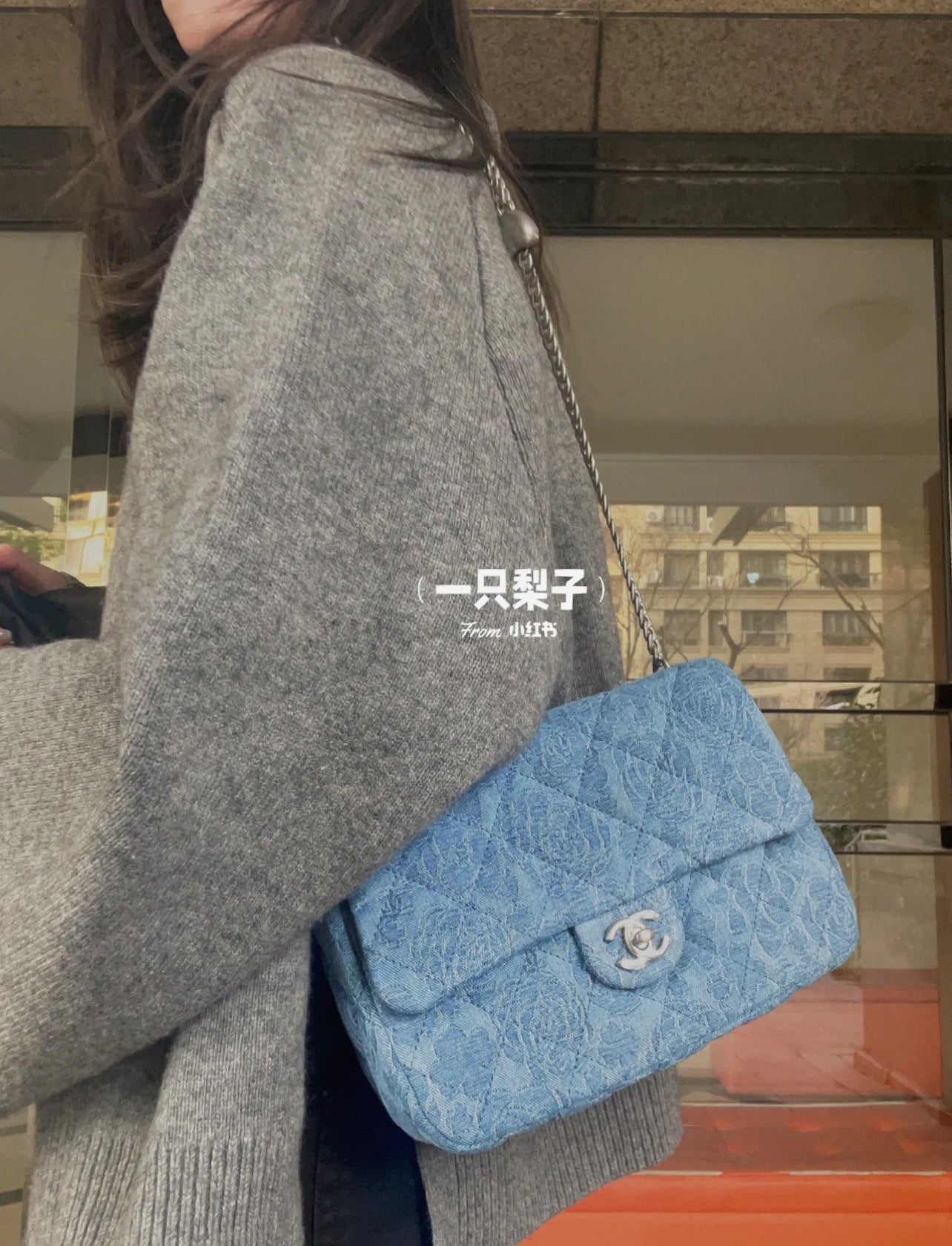小香家-2023春夏系列 丹寧牛仔山茶花愛心扣 方胖子 淺藍銀扣 24CM