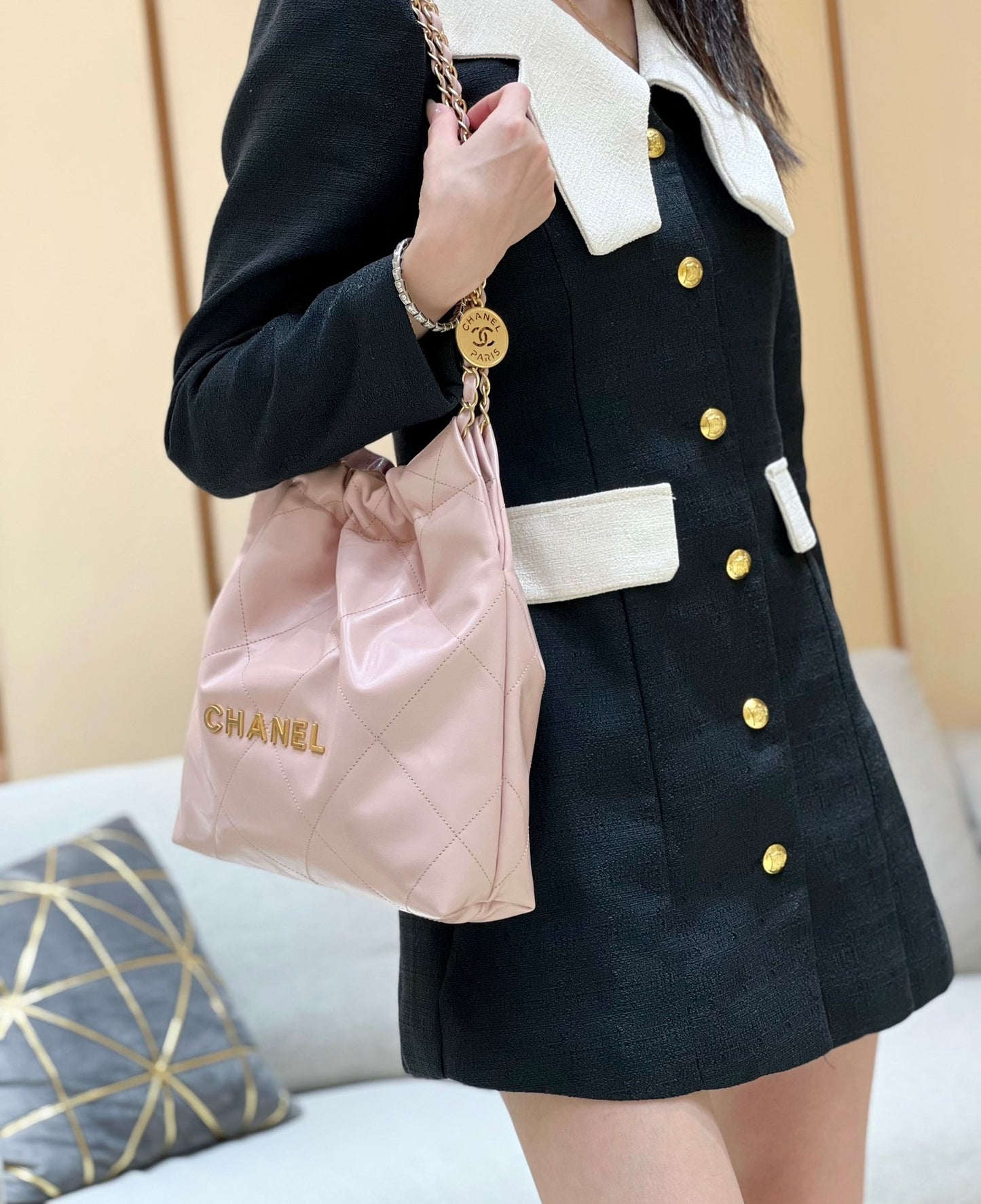 小香家-2023春夏新款 22BAG 小號 淡粉色 上身圖