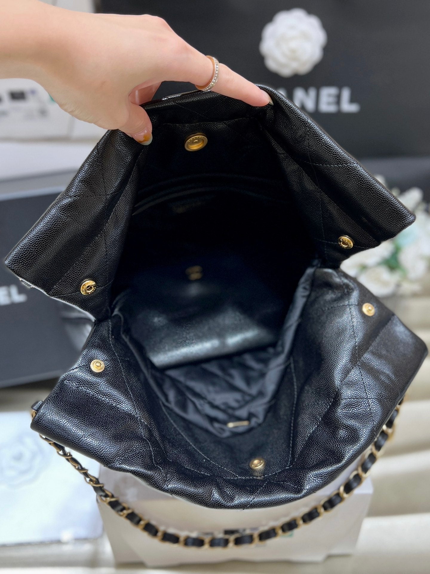 小香家-Chanel 22號手袋 魚子醬皮黑金色 中號