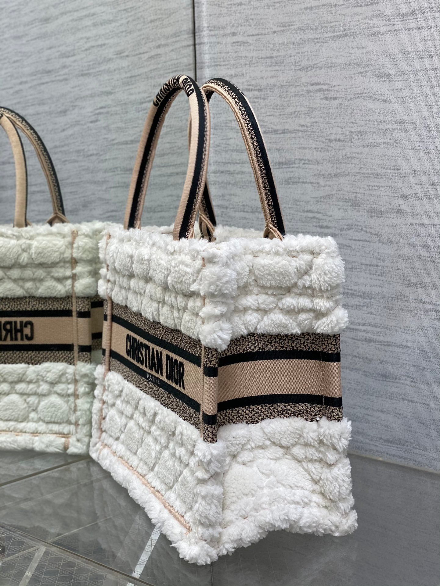 迪D家-Book Tote 2023秋冬毛毛系列 白杏色 小號