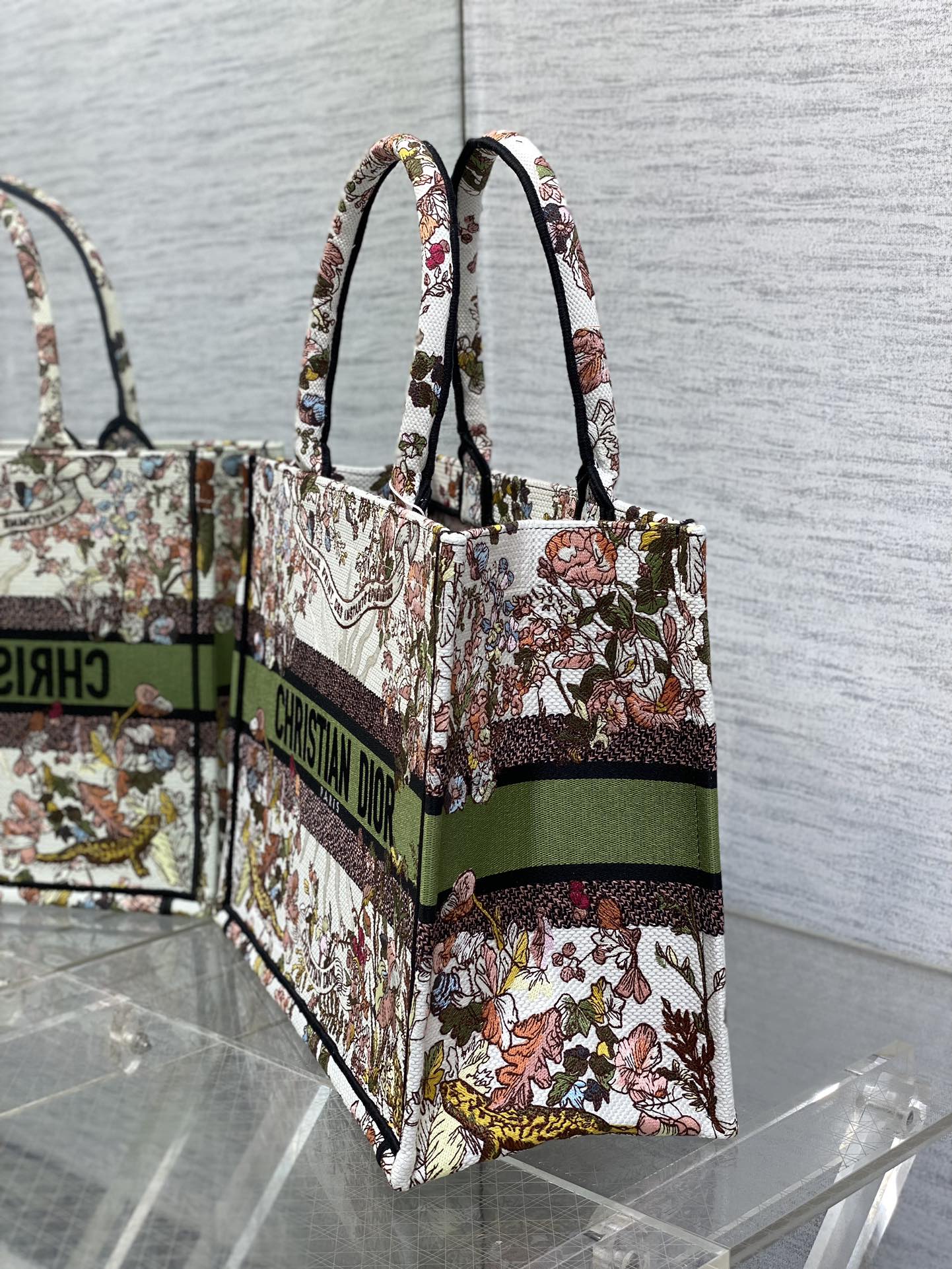 迪D家-2024春夏系列 Book Tote 太陽刺繡 白綠色 中號