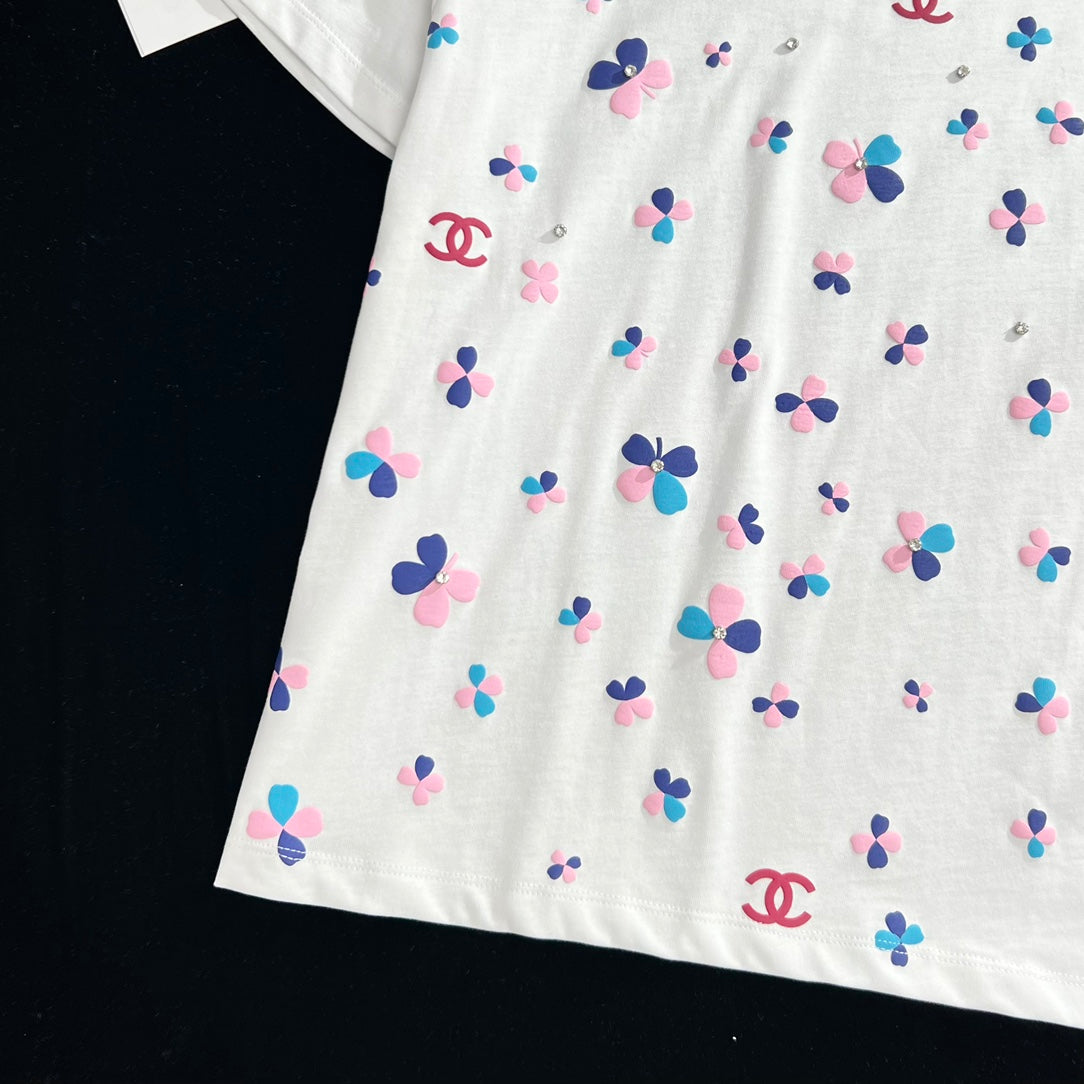 小香家-2403 重工藝定位四葉草珠片圖案藝術圓領純棉TEE 白色