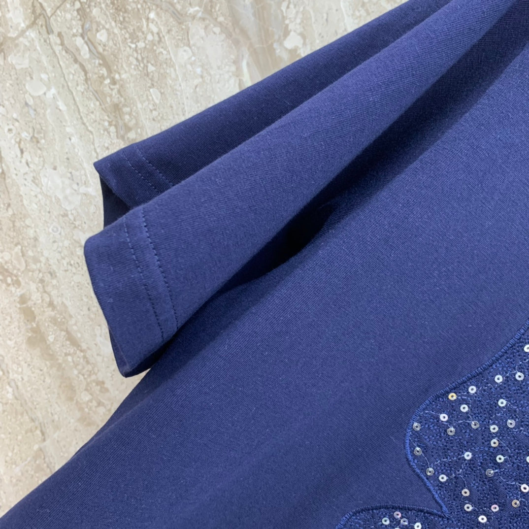 迪D家-2403 蝴蝶刺繡logo圓領短袖TEE 藍色