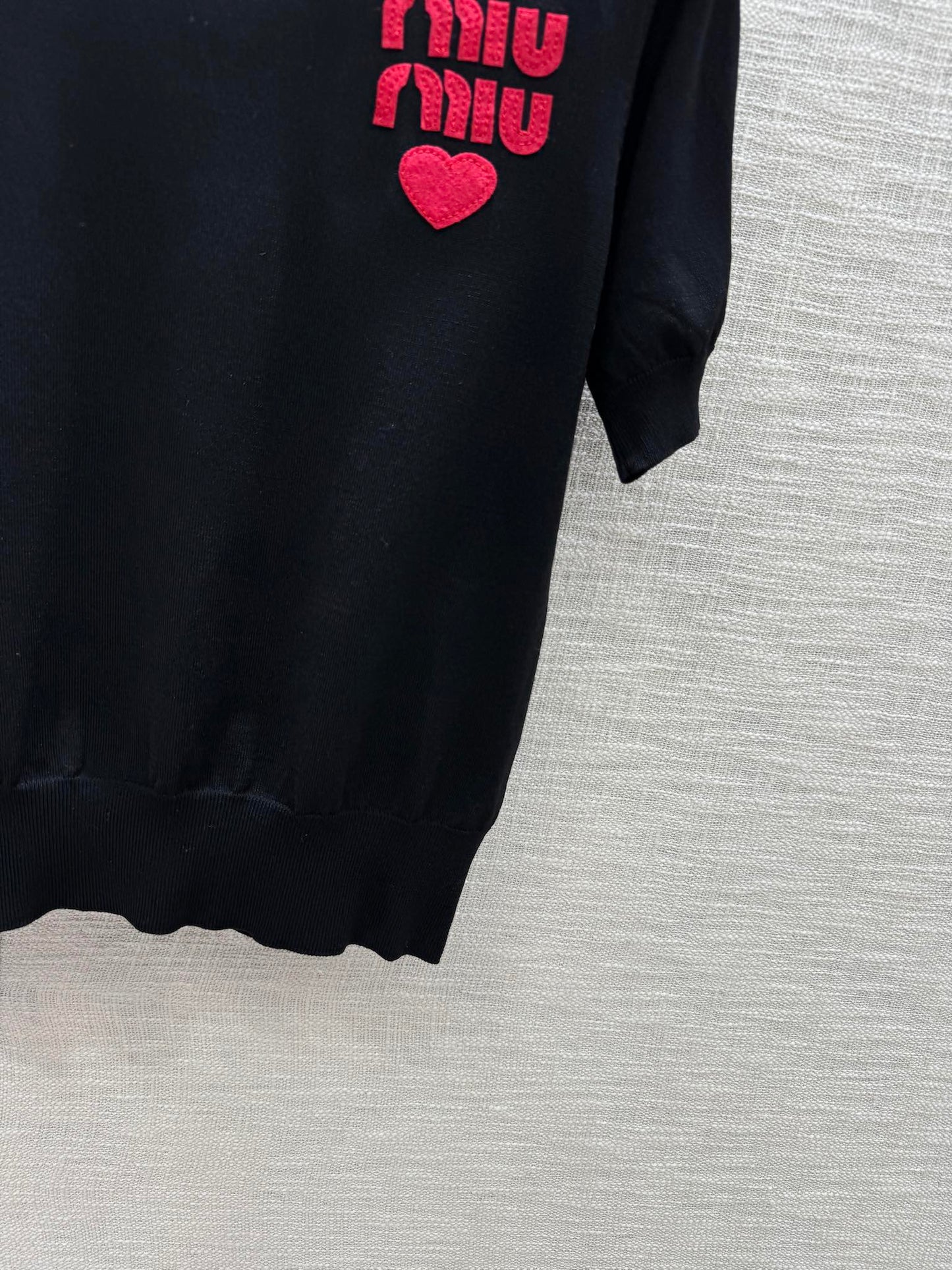 穆M家-2404 愛心刺繡logo針織短袖 黑色