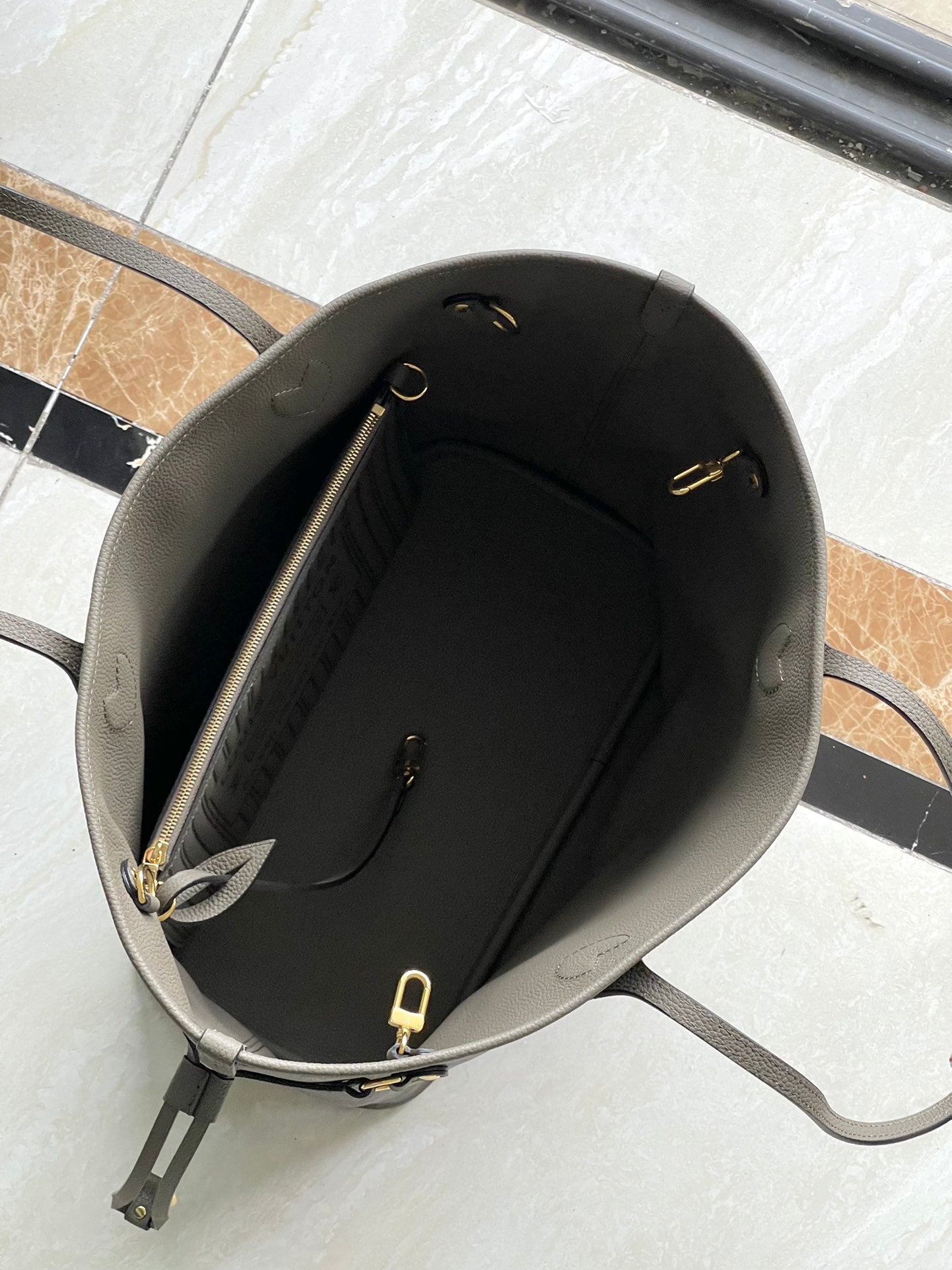 路L家-M12063 Neverfull Inside Out中型手袋 灰色