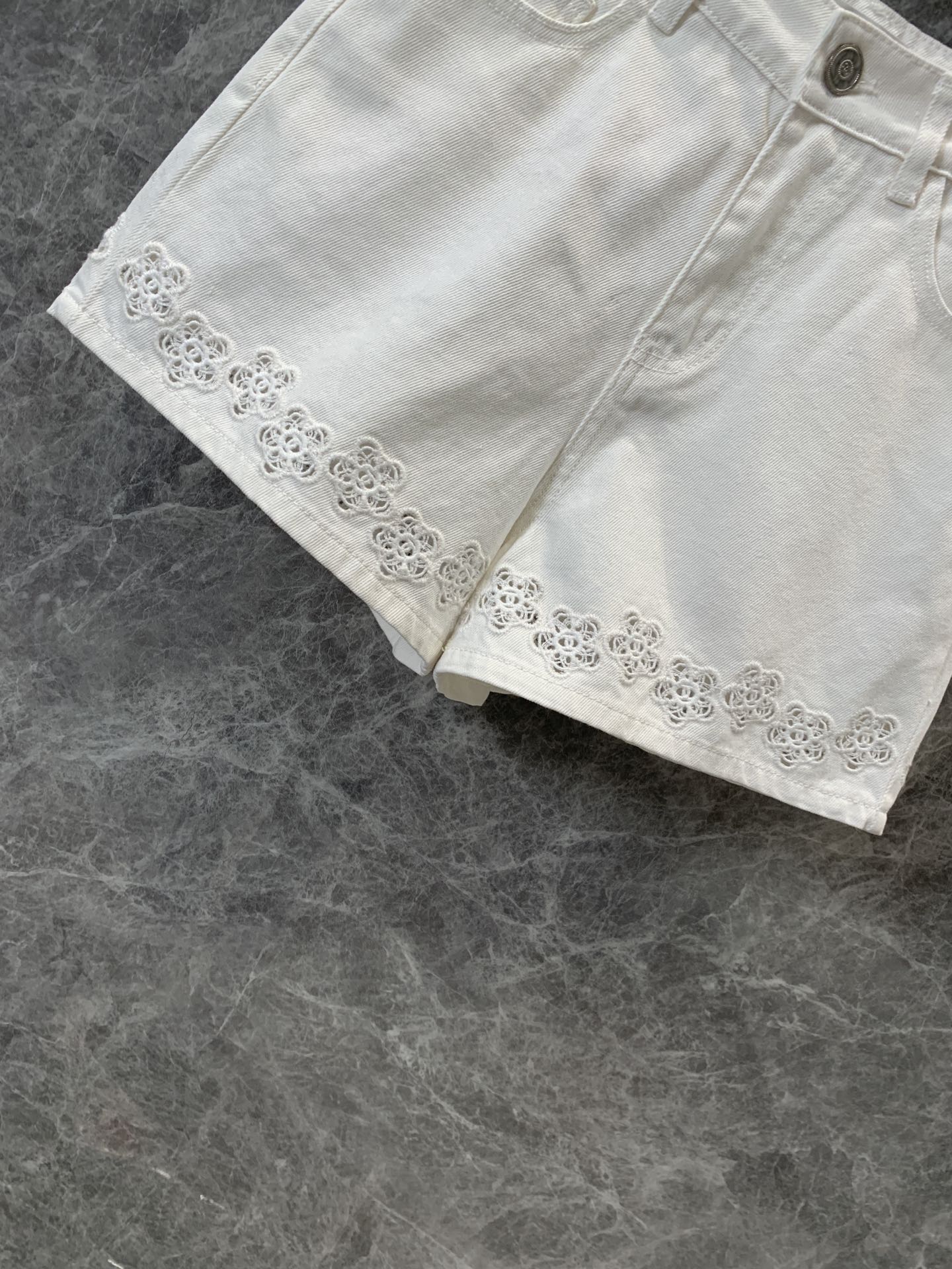 小香家-2404 山茶花刺繡logo鏤空牛仔短褲 白色