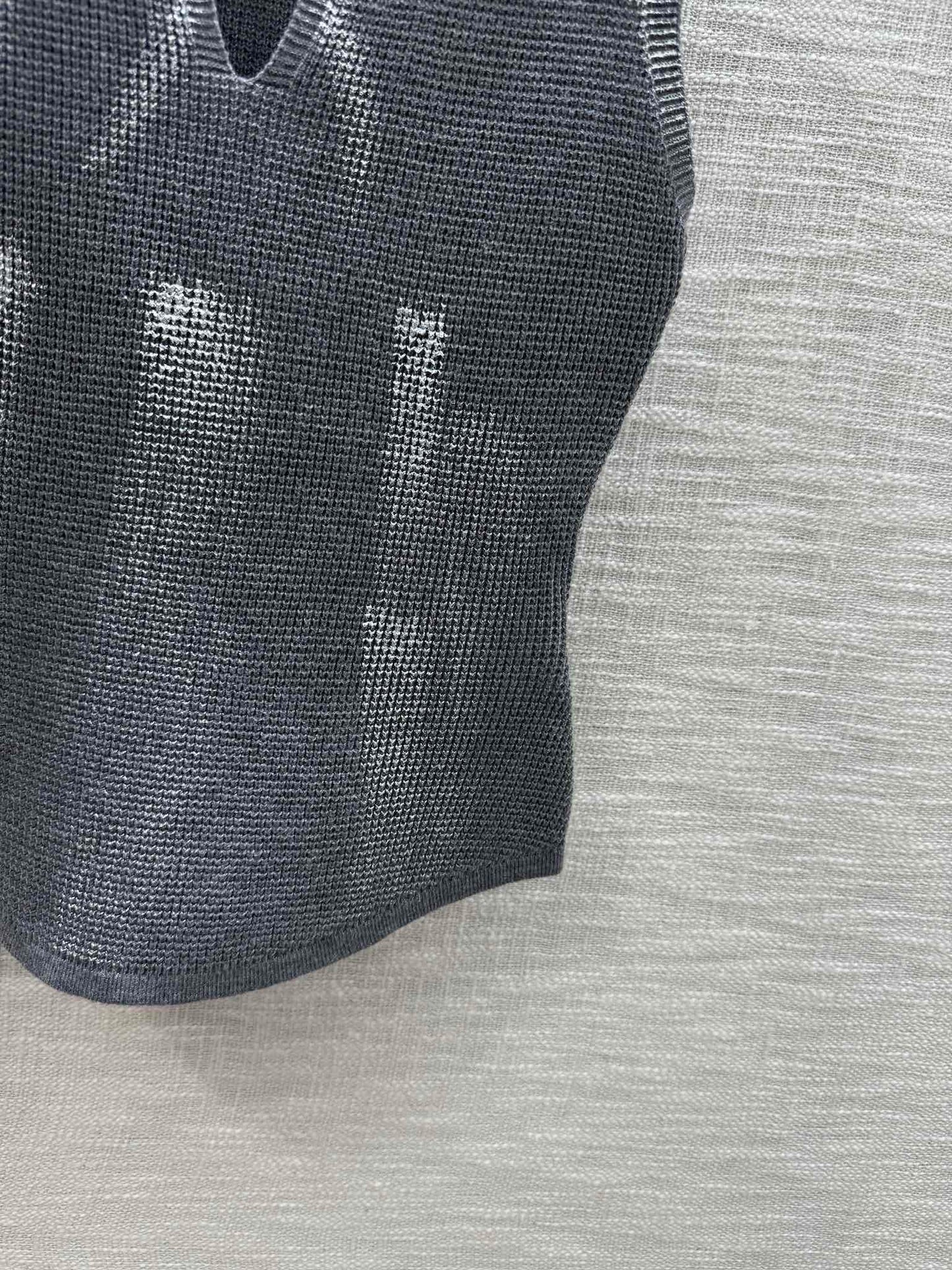 小香家-2403 塗鴉V領針織背心 深灰