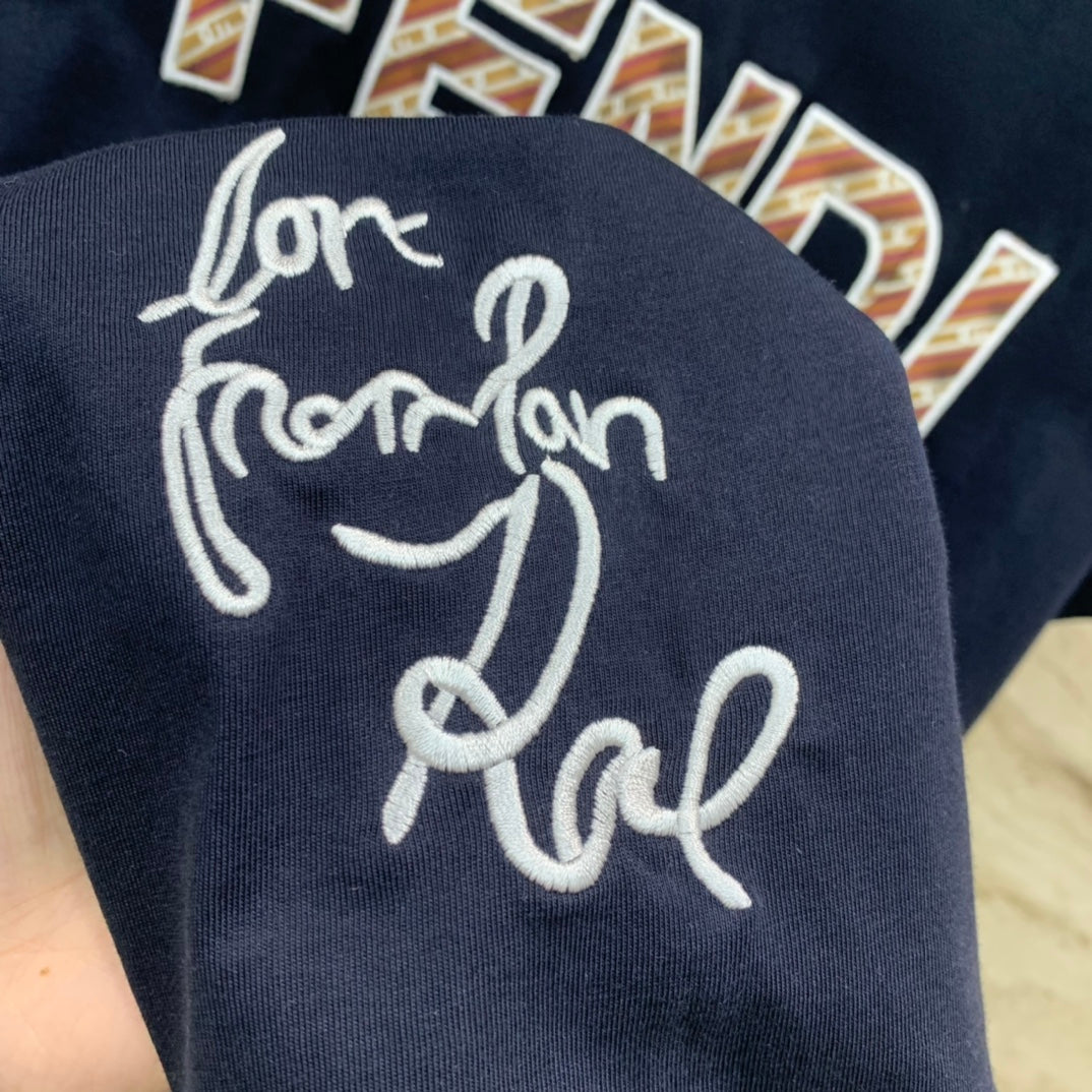 芬F家-2403 24SS春夏新款Logo刺繡圓領短袖TEE 藍色