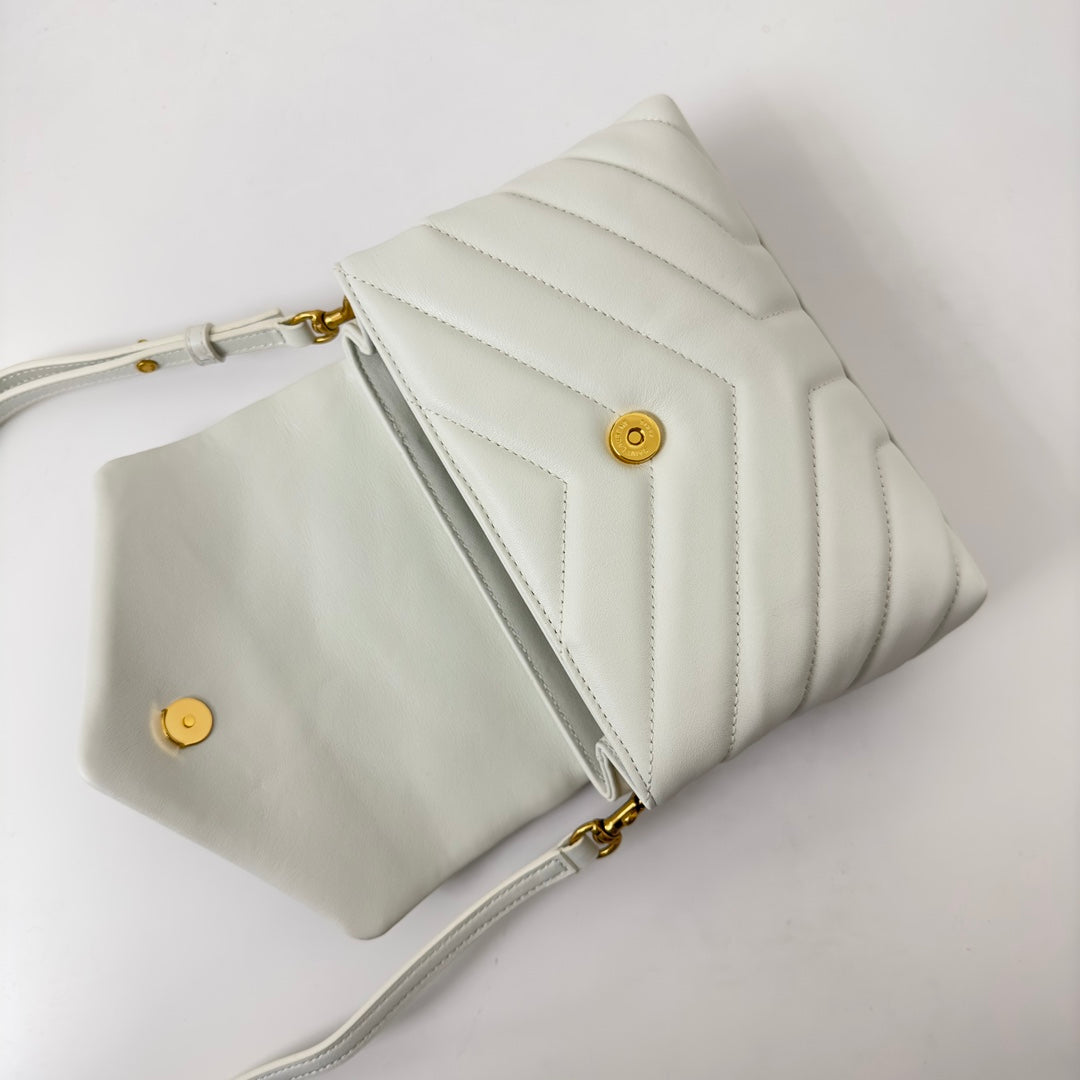 聖Y羅-Louou 20cm 絎縫小牛皮斜背包 奶白色