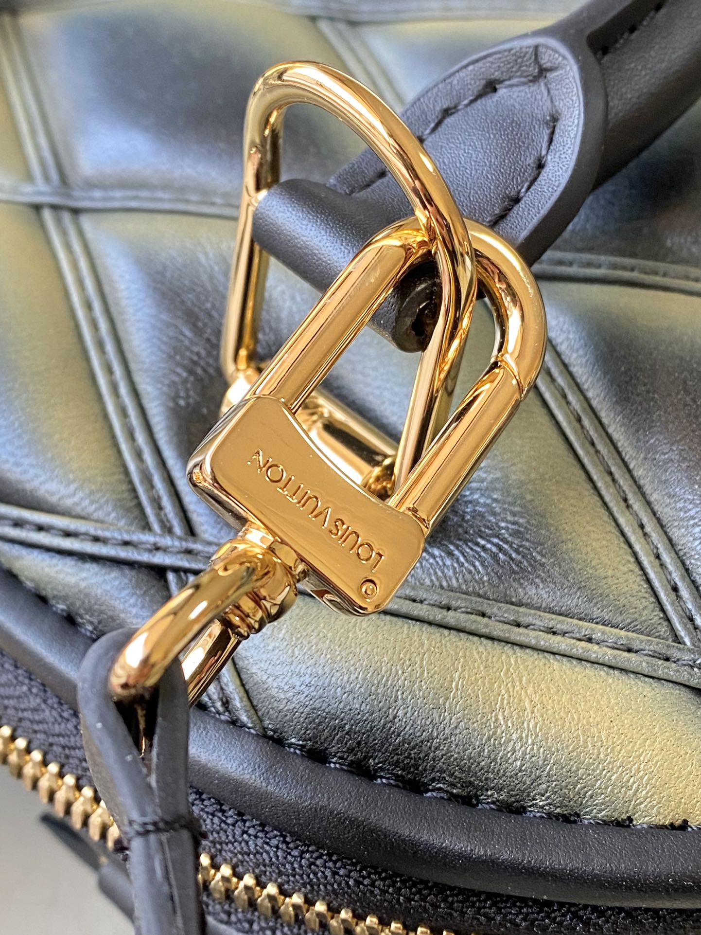 M23666 路L家-Nicolas Ghesquiere 貝殼包 黑色漸變