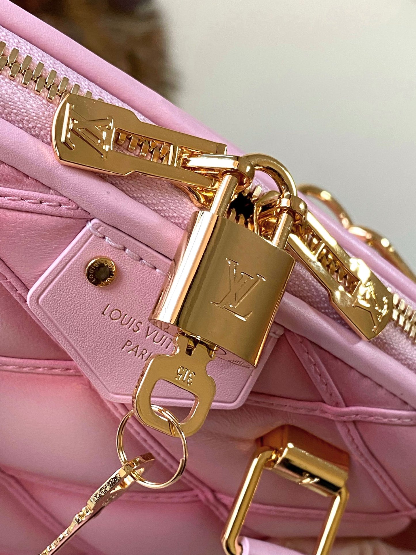 M24453 路L家- Nicolas Ghesquiere 貝殼包 粉色
