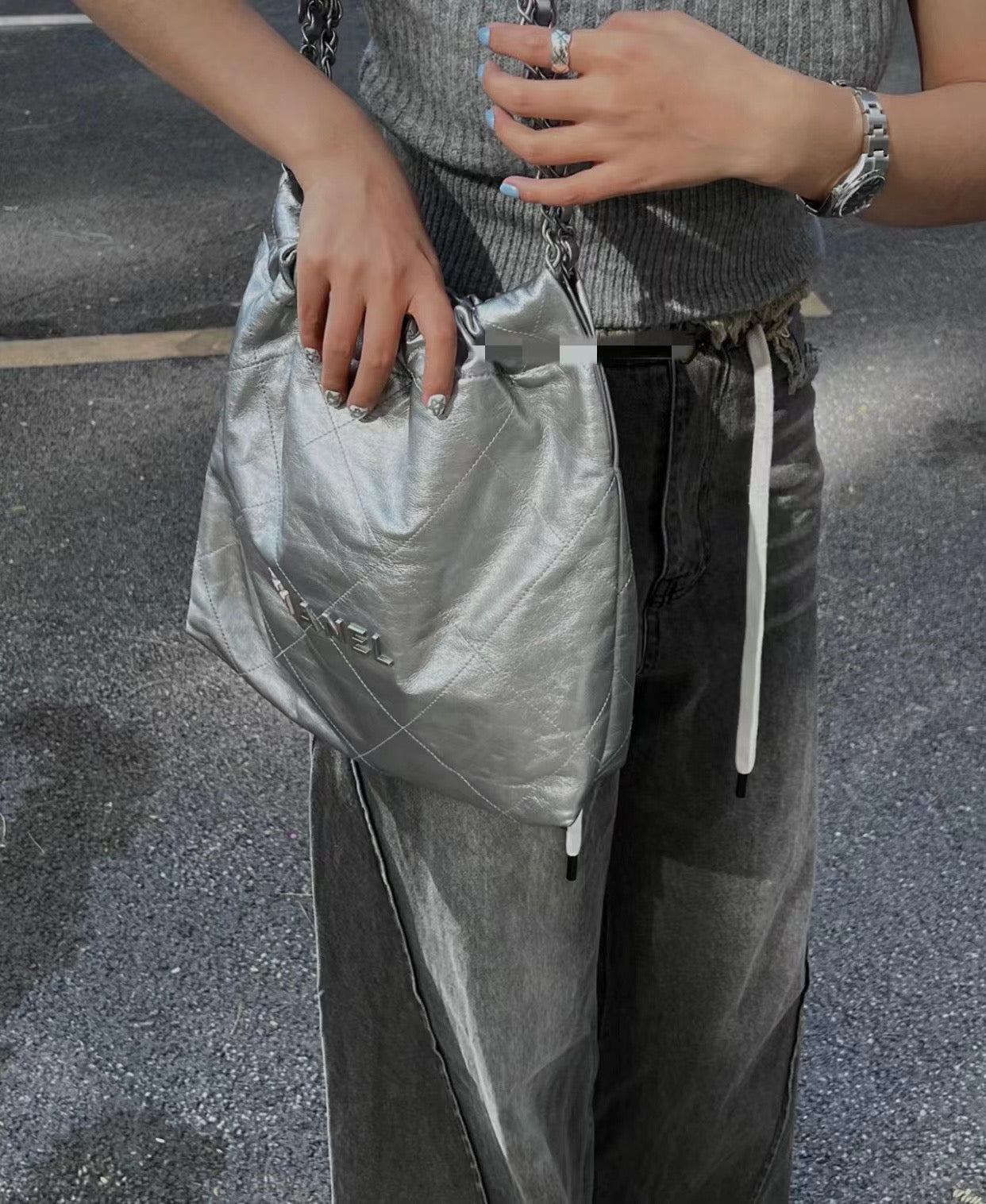 小香家-2023春夏新款 22BAG 小號 銀色 上身圖