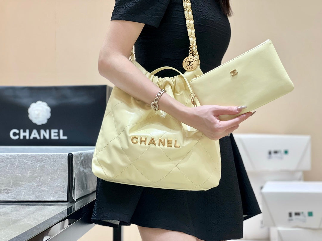 小香家-2023春夏新款 22BAG 小號 小雞黃 上身圖