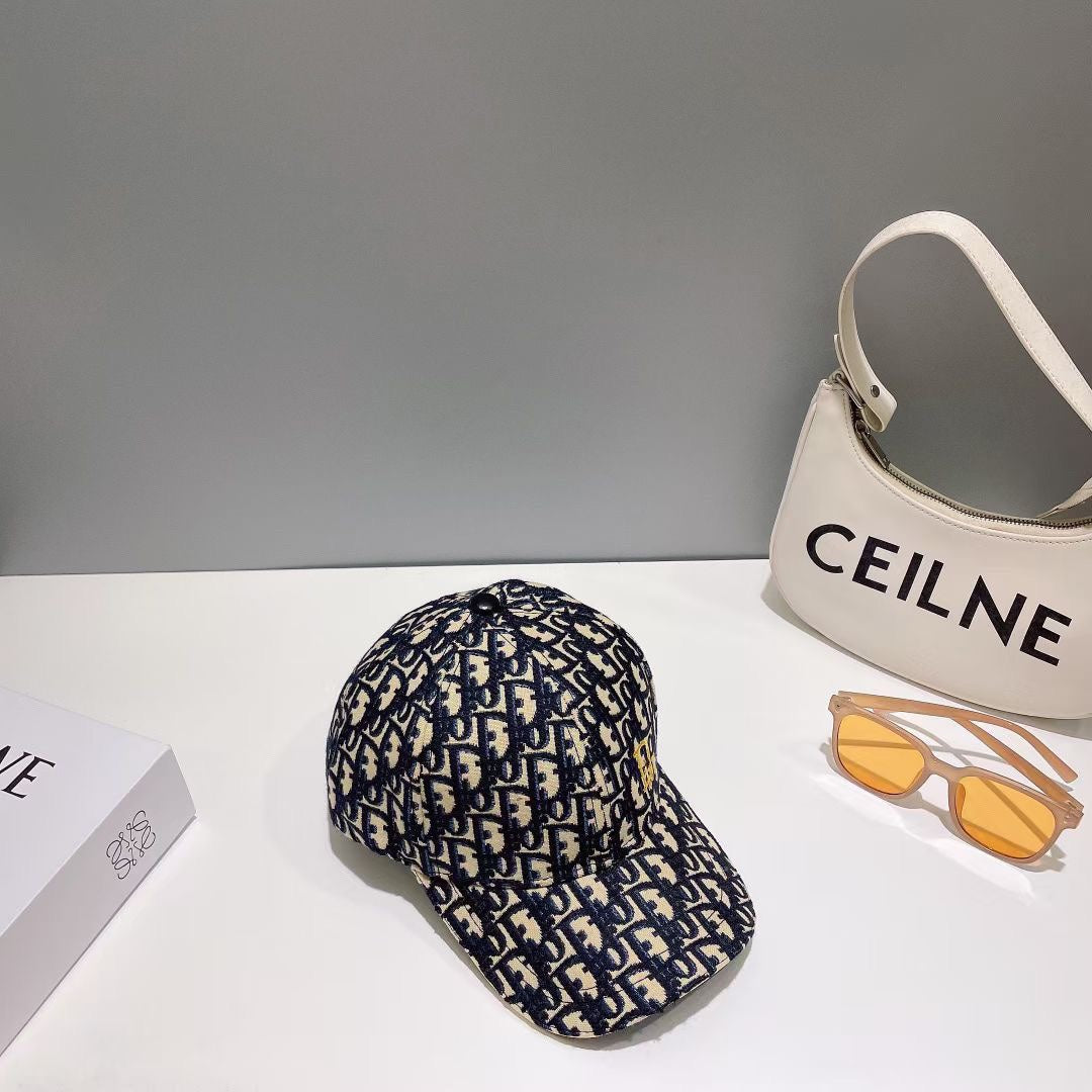 迪D家-新款經典老花刺繡棒球帽 米黑色