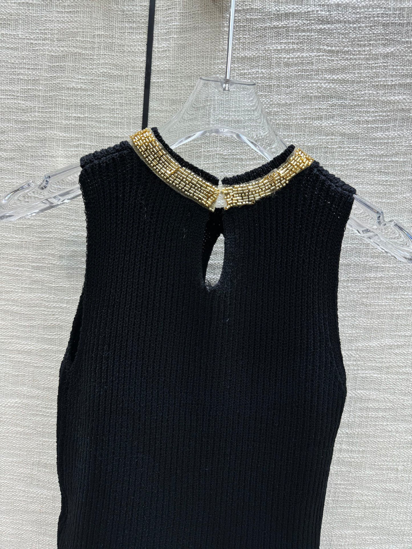 小香家-2403 領口重工穿珠金屬logo裝飾針織背心 黑色