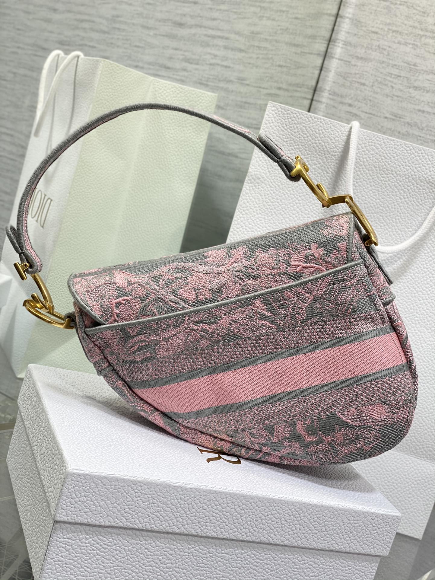 迪D家-Saddle bag Sauvage茹伊印花刺繡系列 粉灰色 25CM