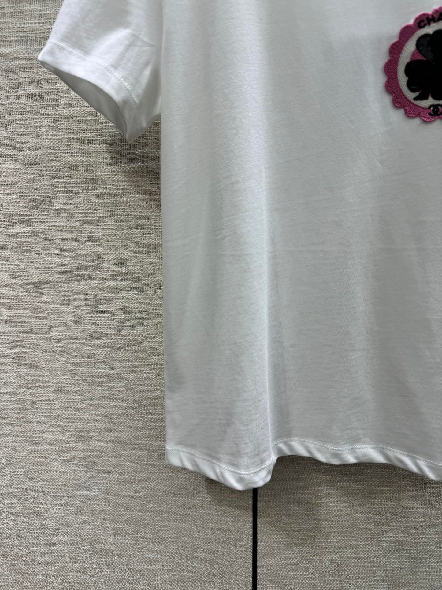小香家-2403 刺繡四葉草字母圓領短袖TEE 白色