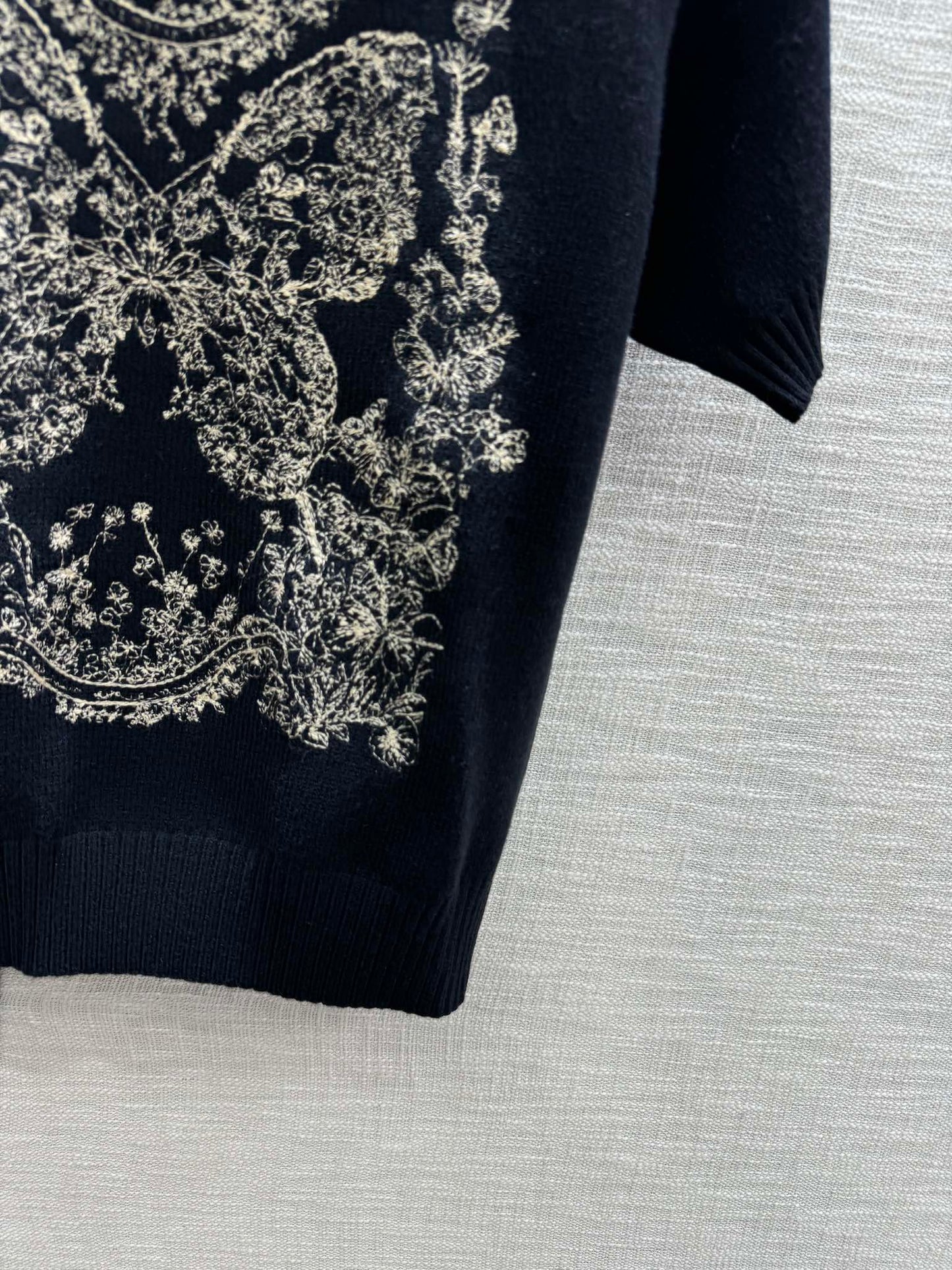 迪D家-2403 花花蝴蝶系列刺繡針織短袖 黑色