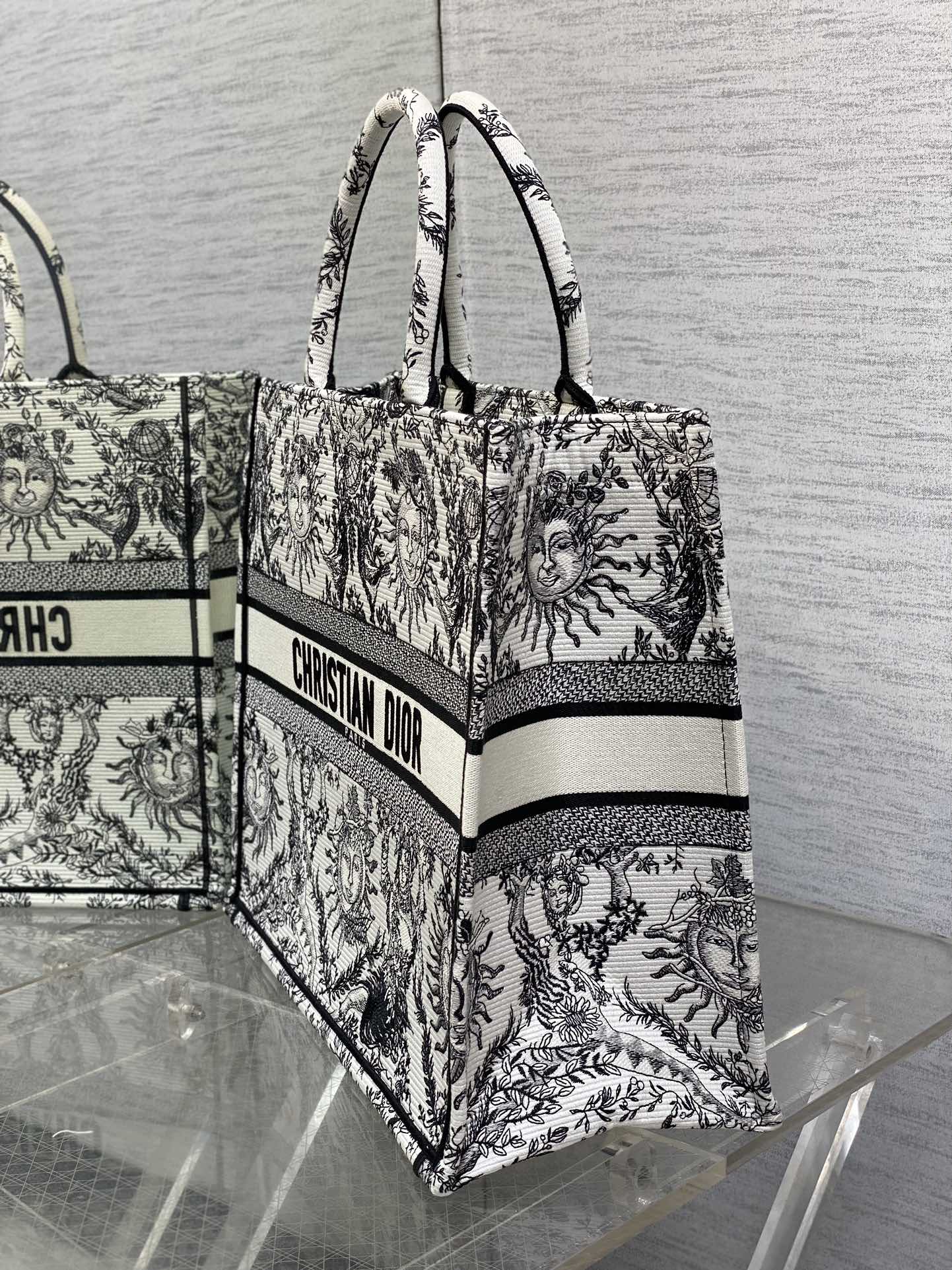 迪D家-2024春夏系列 Book Tote 太陽刺繡 黑白色 大號