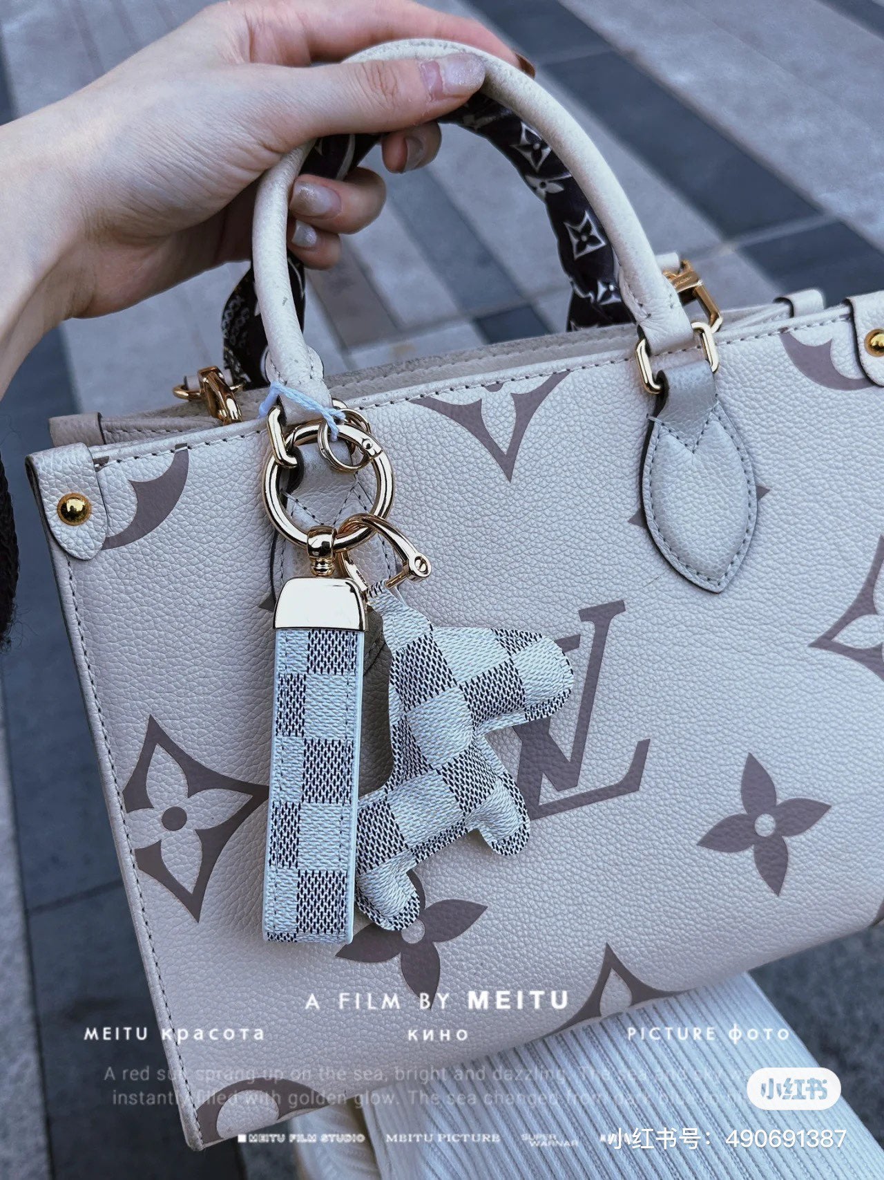 M46833 路L家-OnTheGo PM 托特購物包 白色