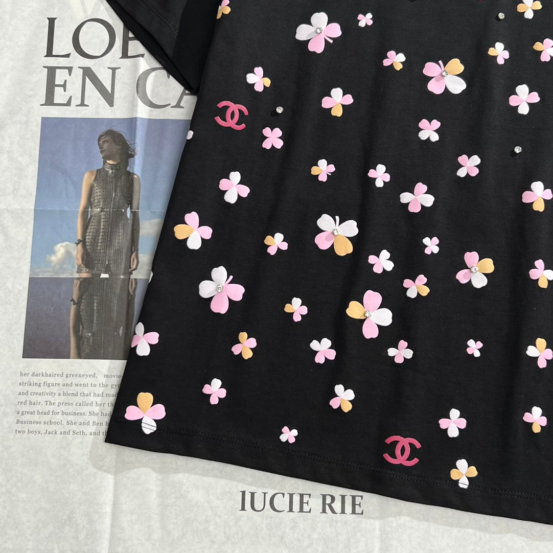 小香家-2403 重工藝定位四葉草珠片圖案藝術圓領純棉TEE 黑色