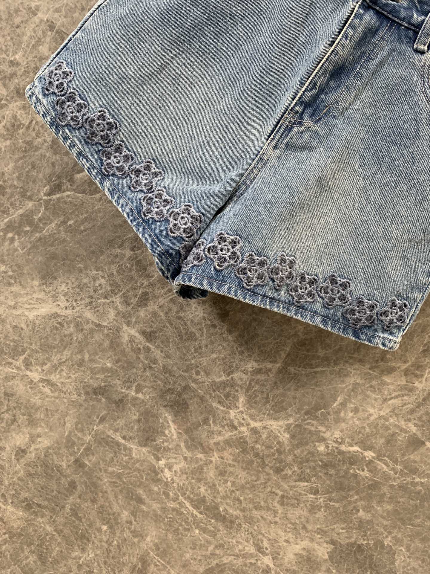 小香家-2404 山茶花刺繡logo鏤空牛仔短褲 牛仔