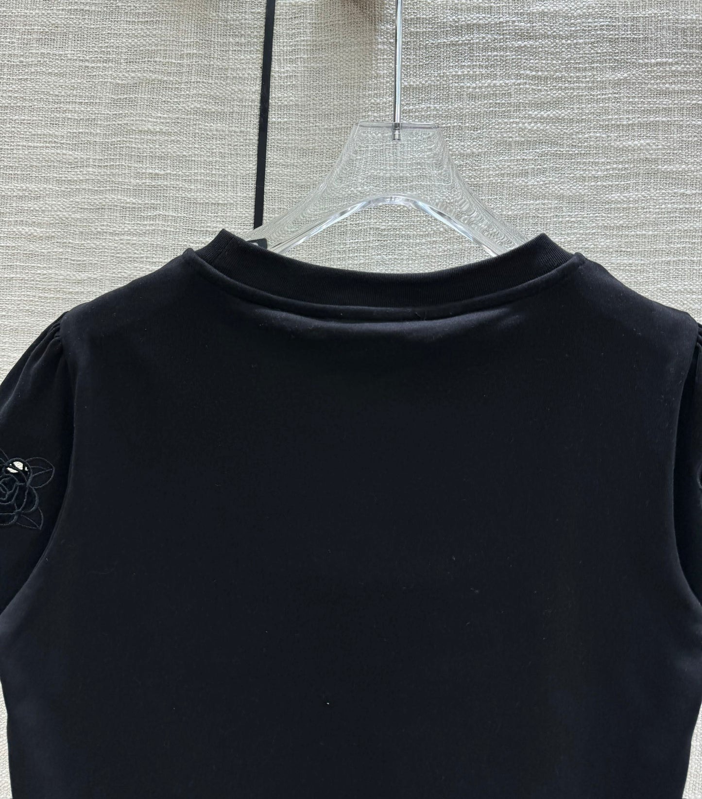 小香家-2403 花朵鏤空TEE 黑色