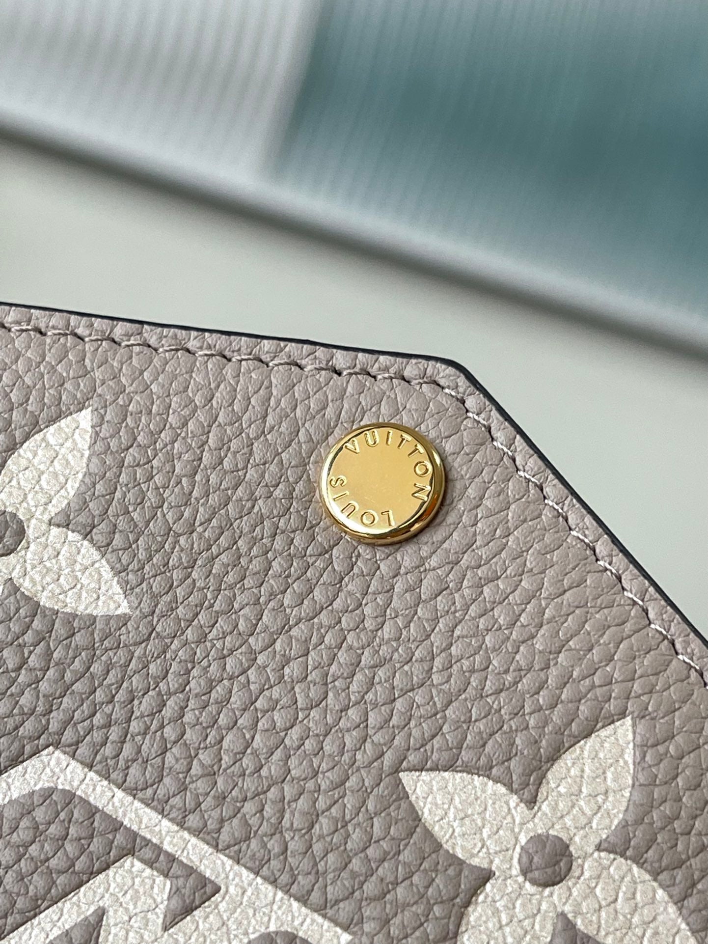 M69977 路L家-Pochette Felicie Empreinte壓紋斜背包 杏色