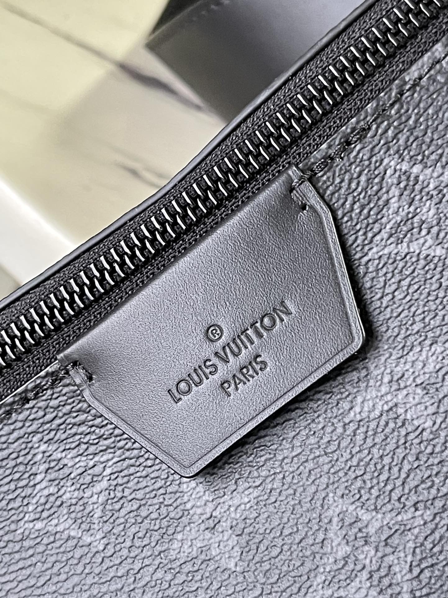 M23835 路L家-LV Moon Crossbodfy斜背包 黑色男款
