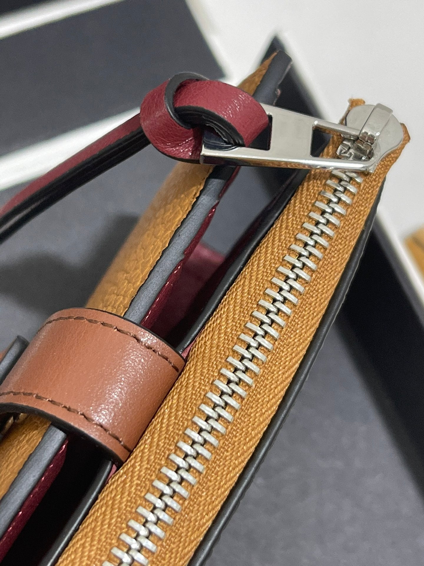 羅L威-compact zip wallet系列短夾 卡其色