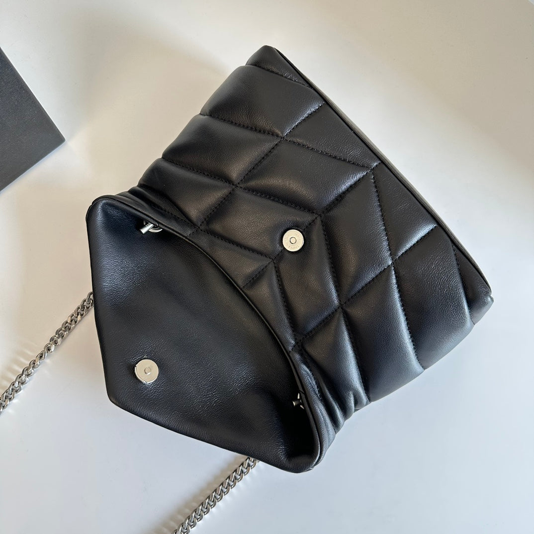聖Y羅-Loulou Puffer 23cm 絎縫小羊皮雲朵包 黑色銀扣