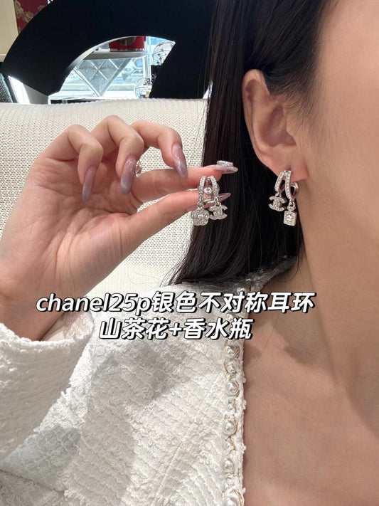 小香家-25P銀色不對稱耳環-香水瓶+山茶花