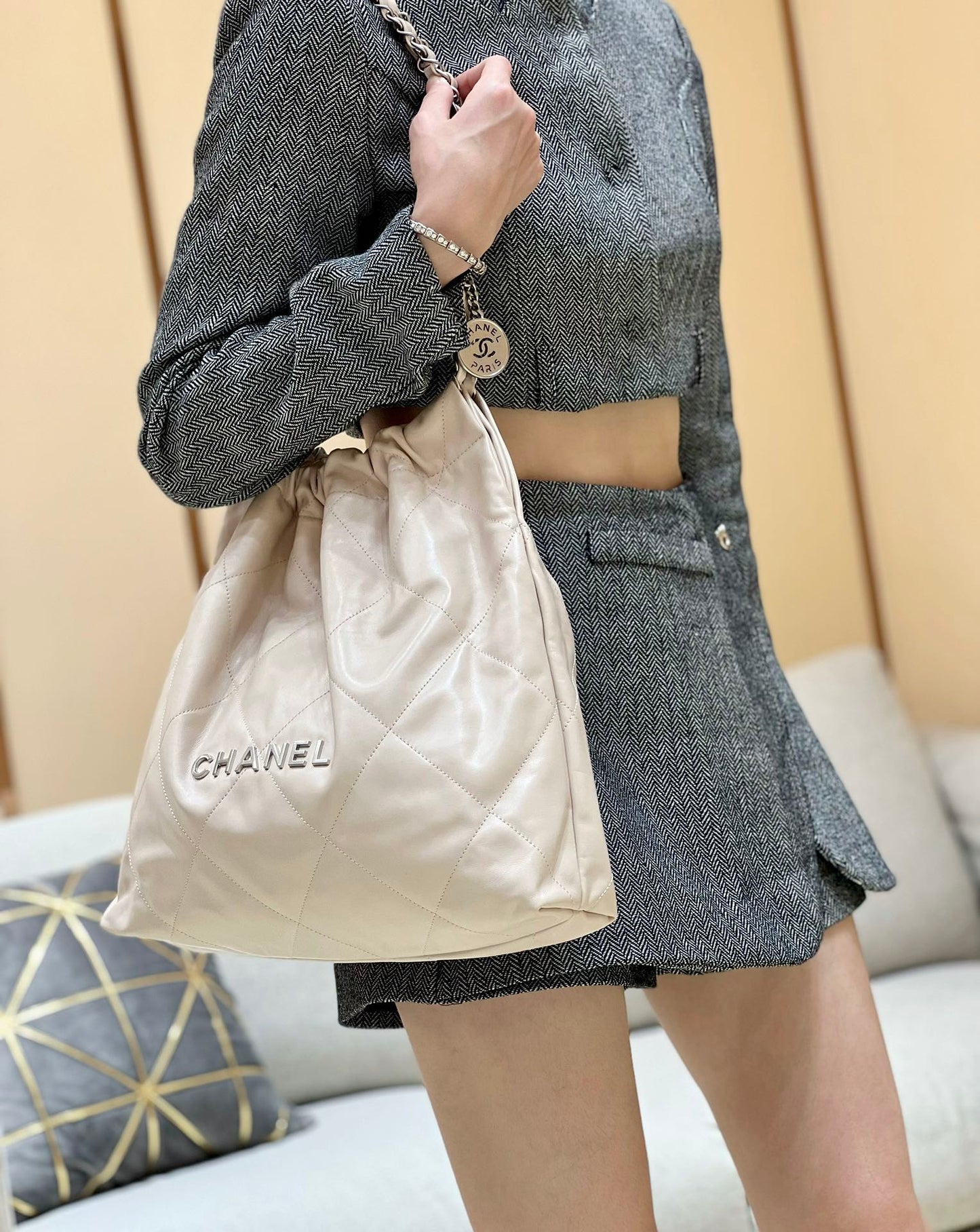 小香家-2023春夏新款 22BAG 小號 米白色 上身圖