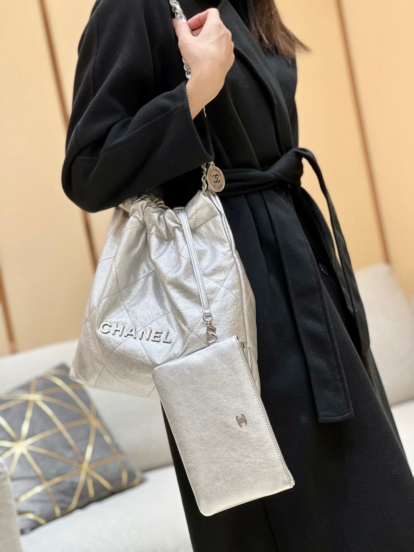 小香家-2023春夏新款 22BAG 小號 銀色 上身圖