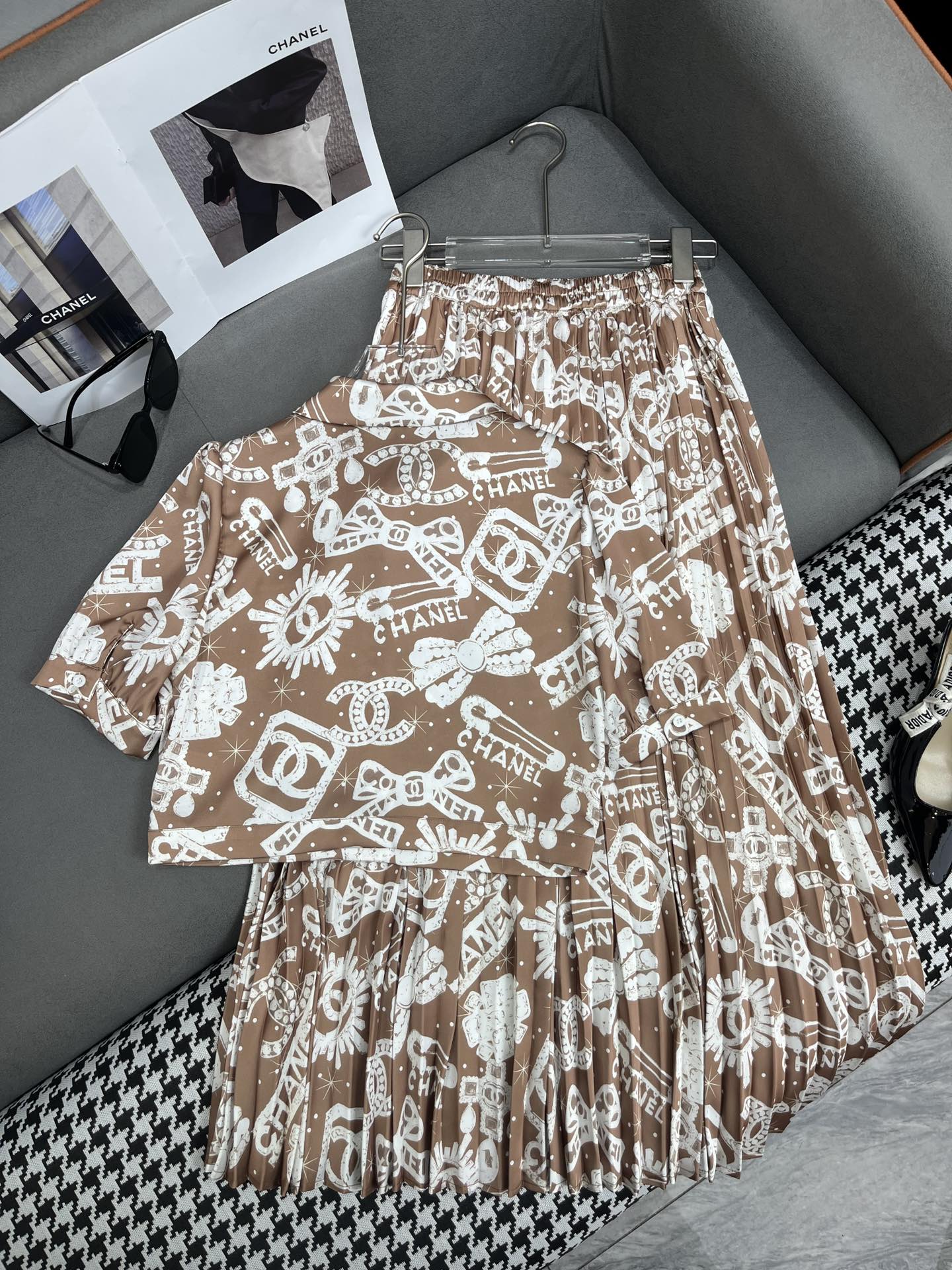 小香家-2403 24SS春夏新款短版襯衫壓褶半身裙套裝 咖色