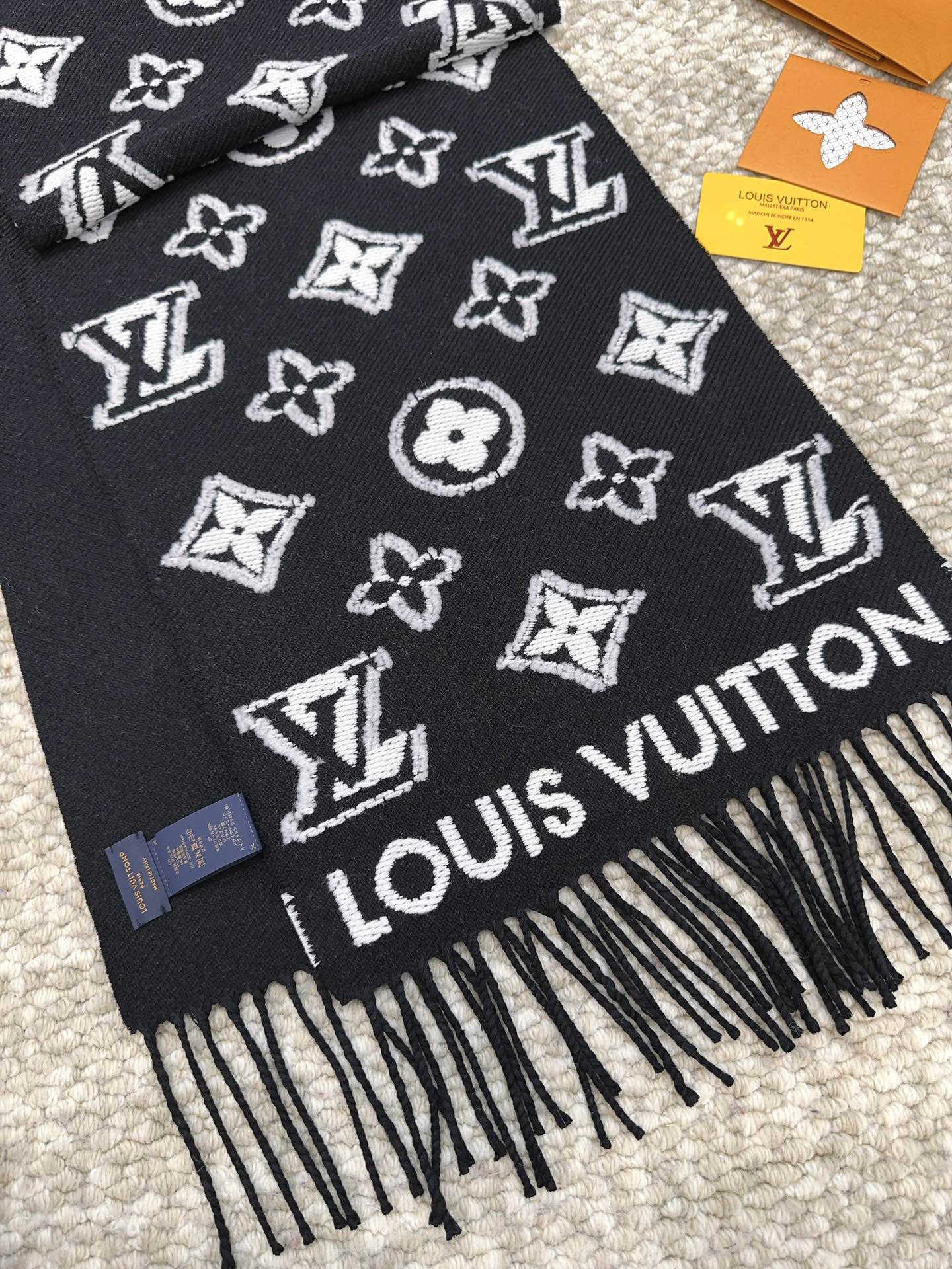 路L家- 2024 MONOGRAM圖騰圍巾 34*200