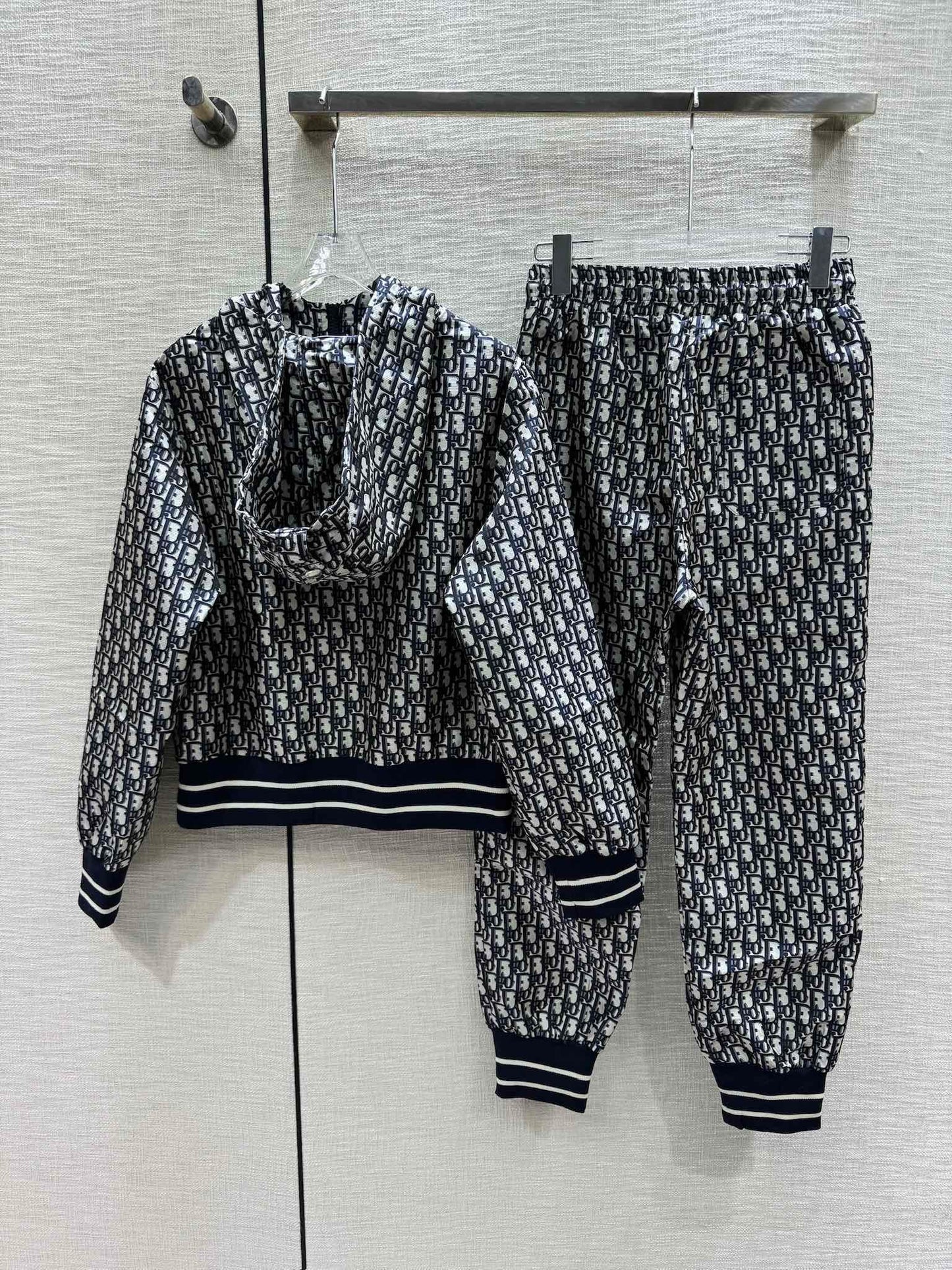 迪D家-2403 半拉鍊連帽上衣鬆緊腰束腳褲套裝 黑色