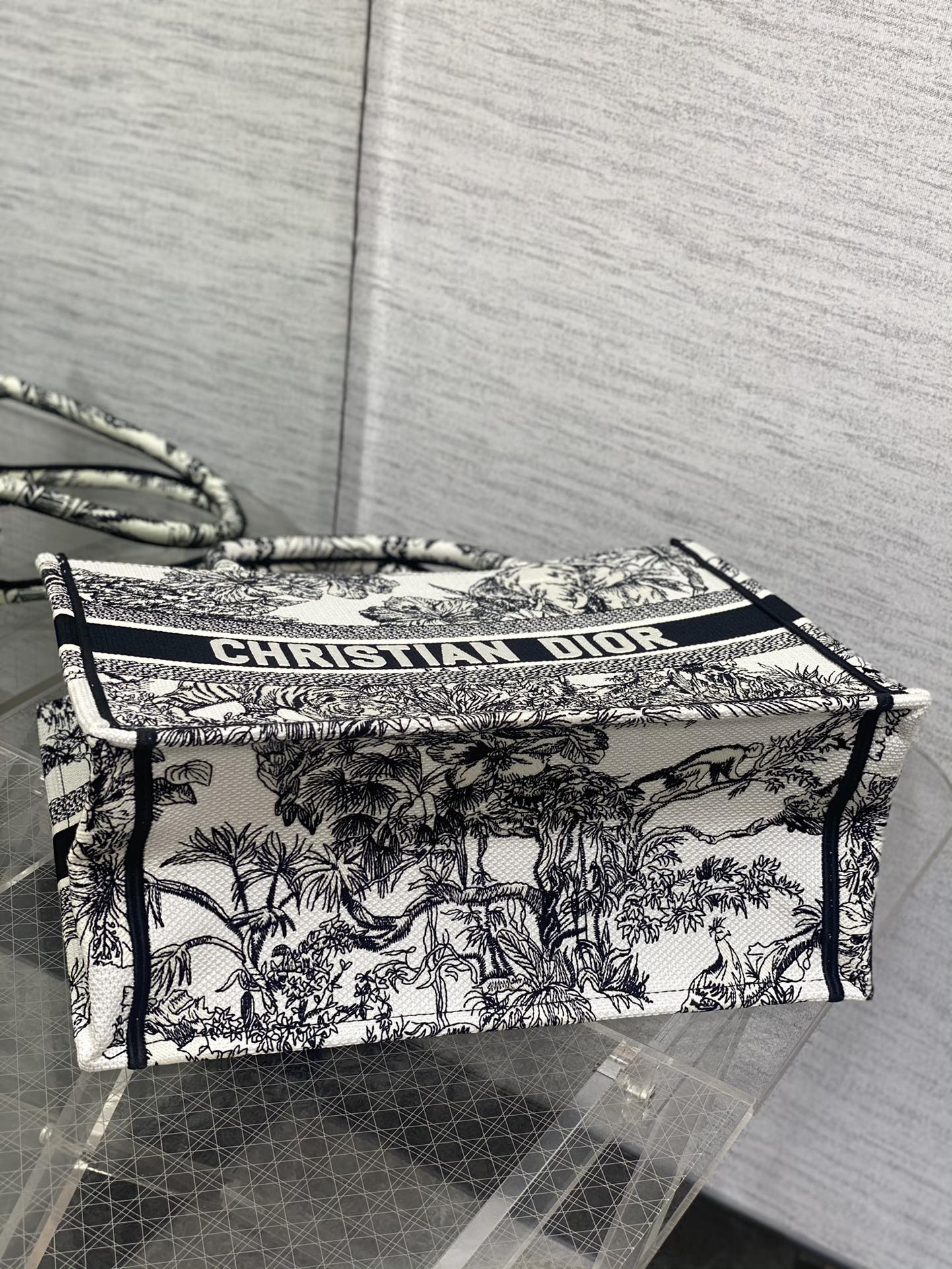 迪D家-Book Tote 2023春夏系列 老虎刺繡 白色 中號