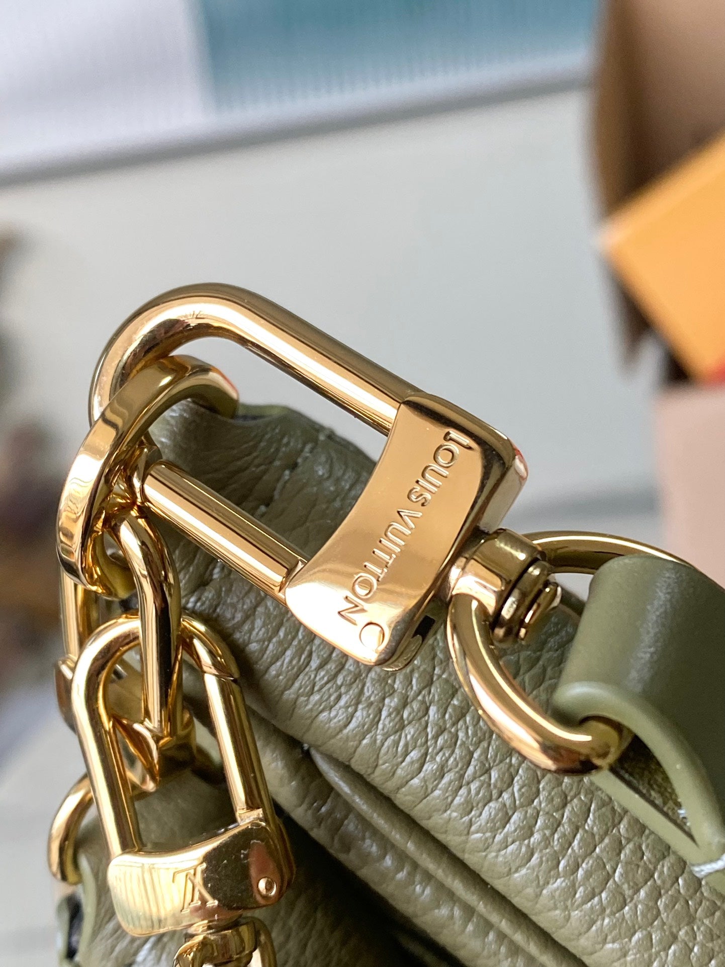 M22670 路L家-Multi Pochette Accessoires 肩背包/斜跨包 卡其綠色